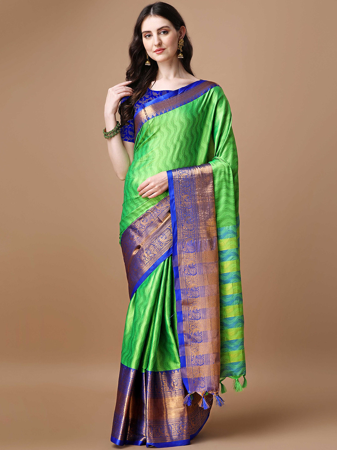 

DIVASTRI Woven Design Zari Saree, Green