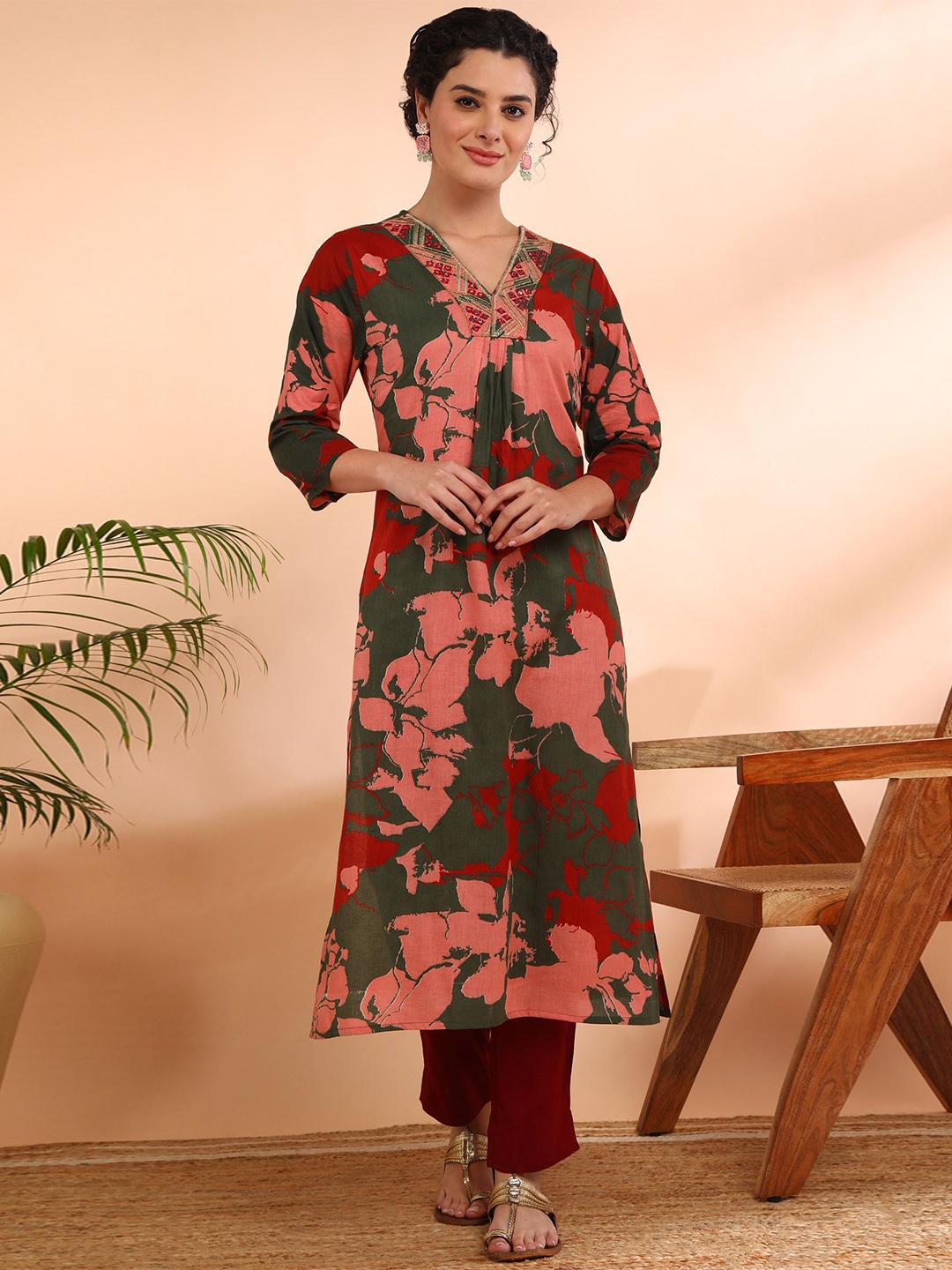 

Maaesa Women Geometric Printed Sequinned Pure Cotton Straight Kurta, Red