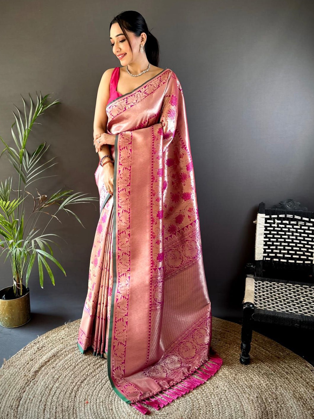 

HEER FASHION Woven Design Zari Saree, Pink