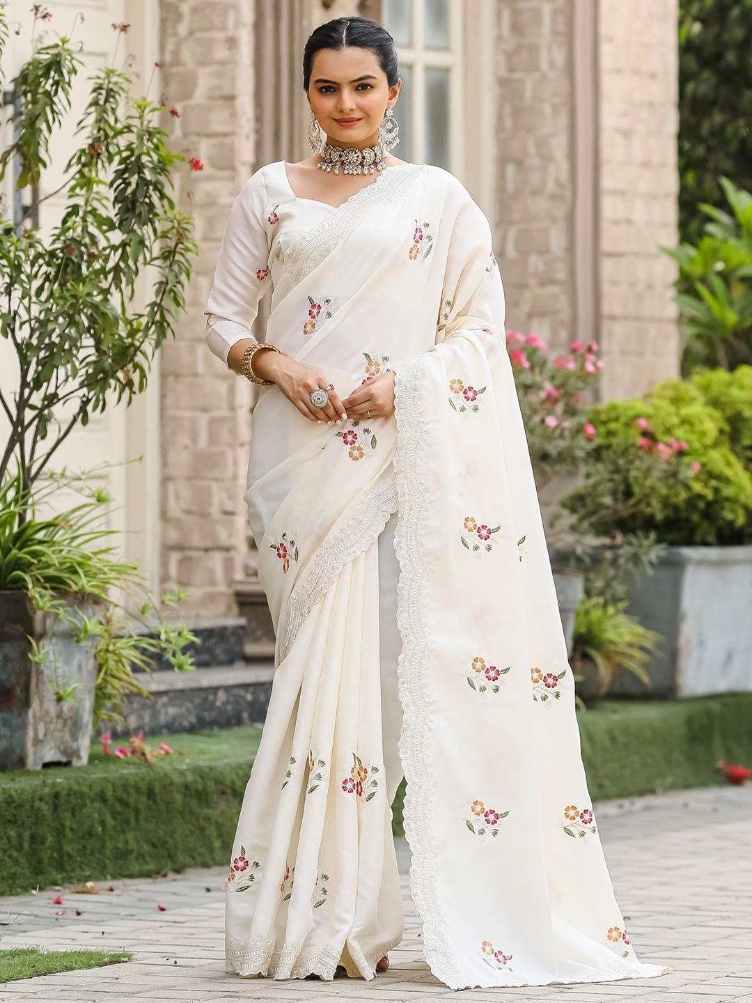 

DIVASTRI Floral Embroidered Tussar Saree, White