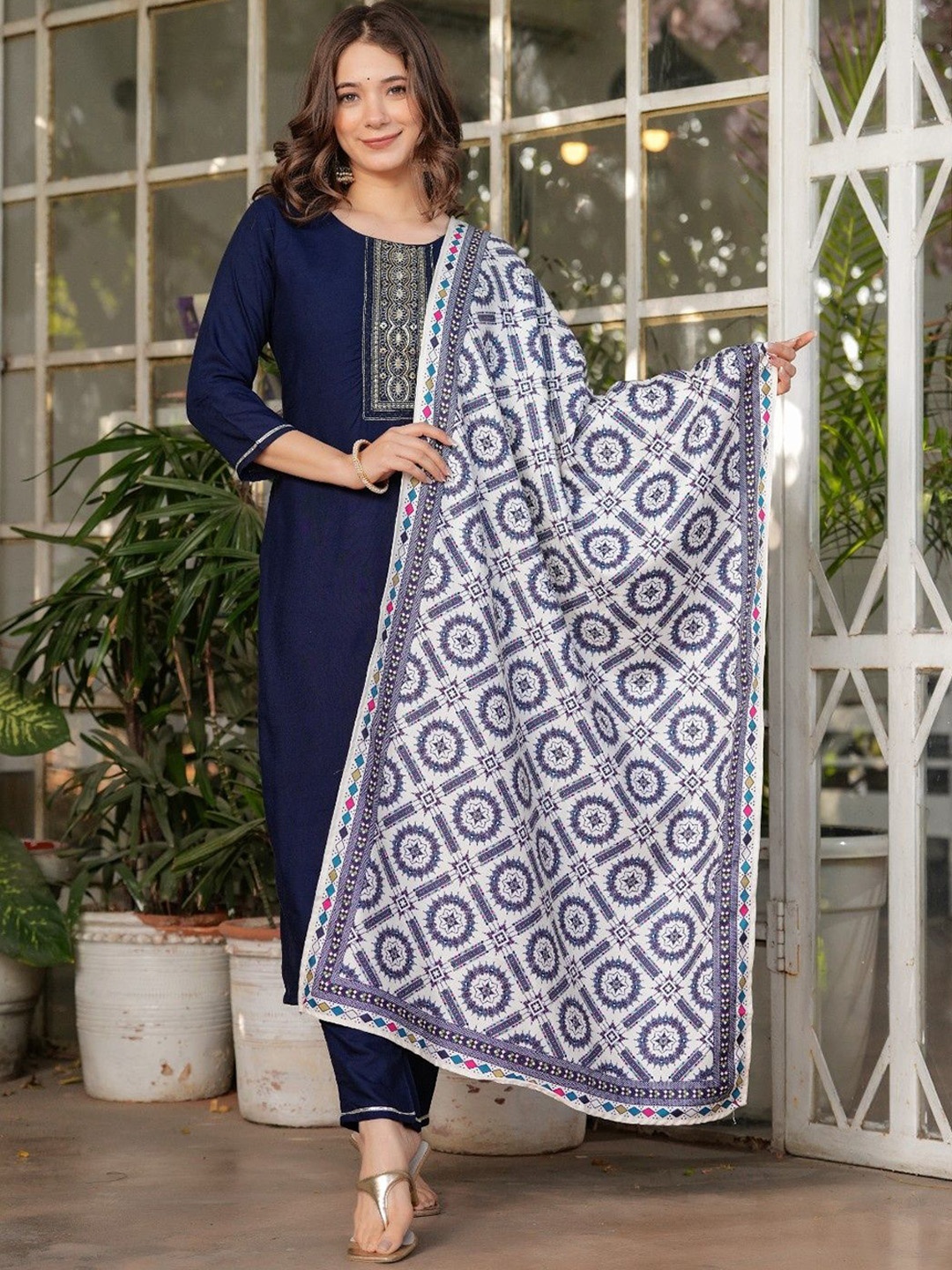 

CLIW Floral Embroidered Sequnnied Straight Kurta With Trousers & Dupatta, Navy blue