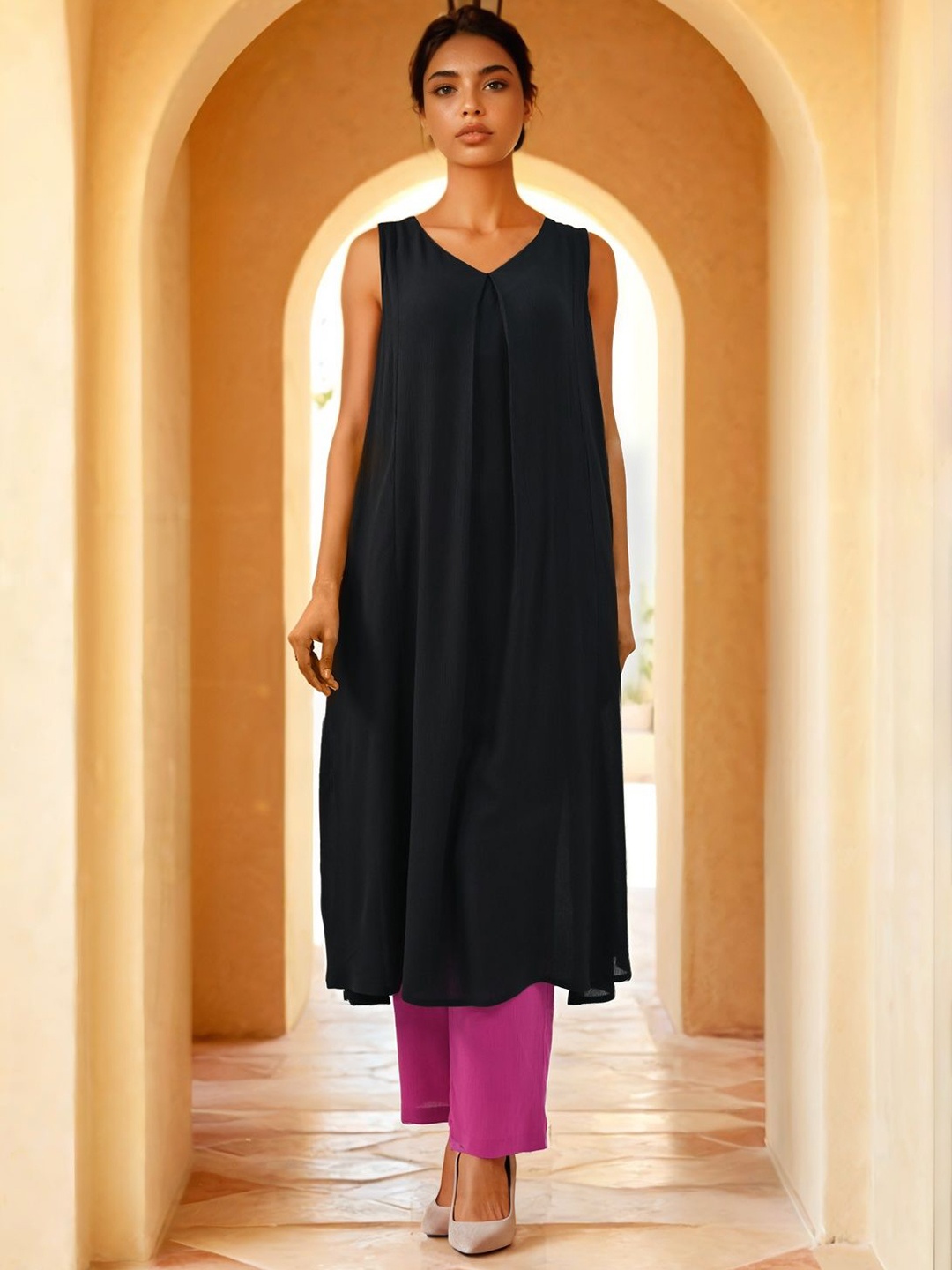 

Dora Dori V-Neck Front Pleated Sleeveless Kurta With Contrast Trousers, Black