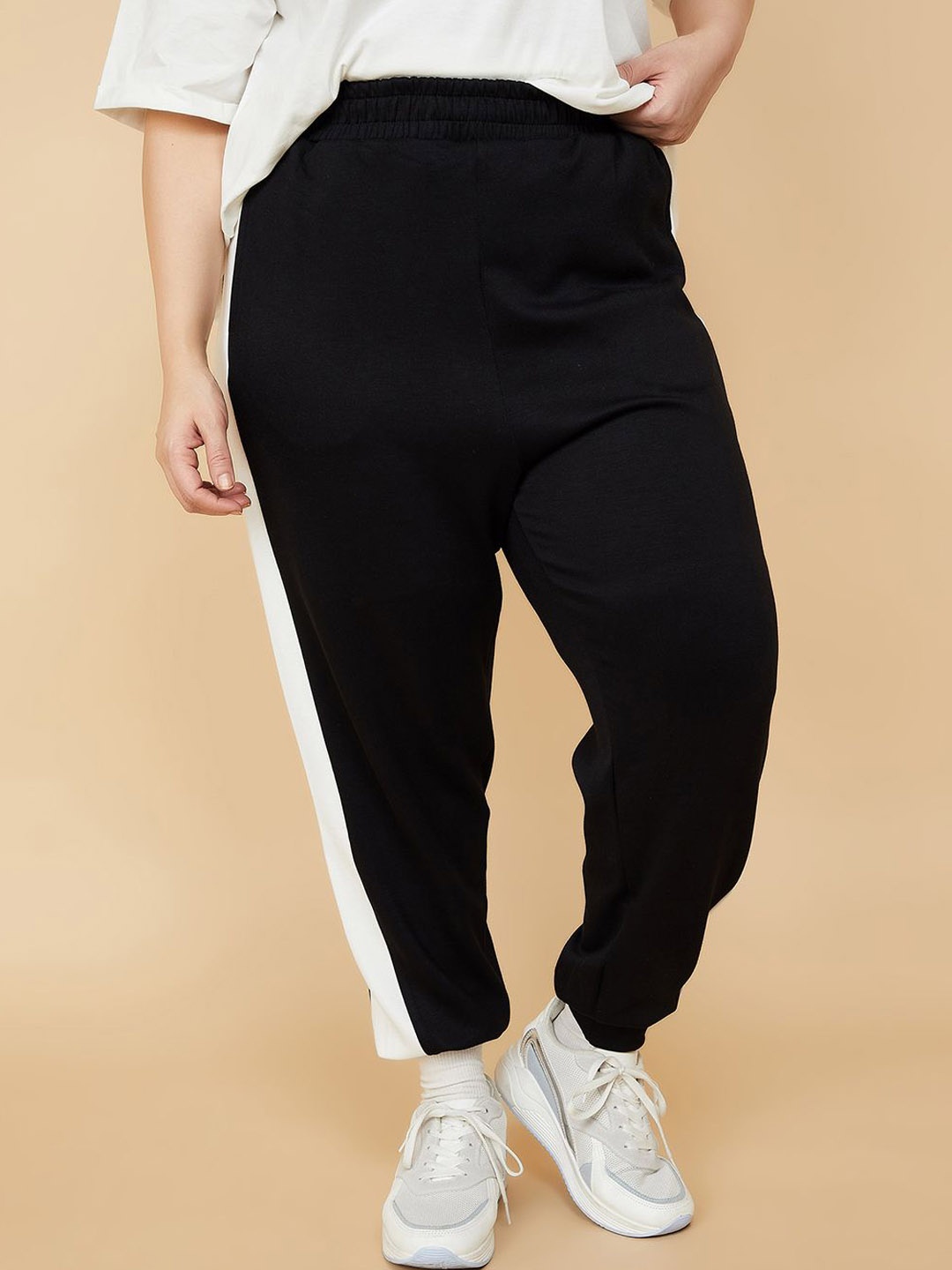 

max Women Mid-Rise Track Pants, Black