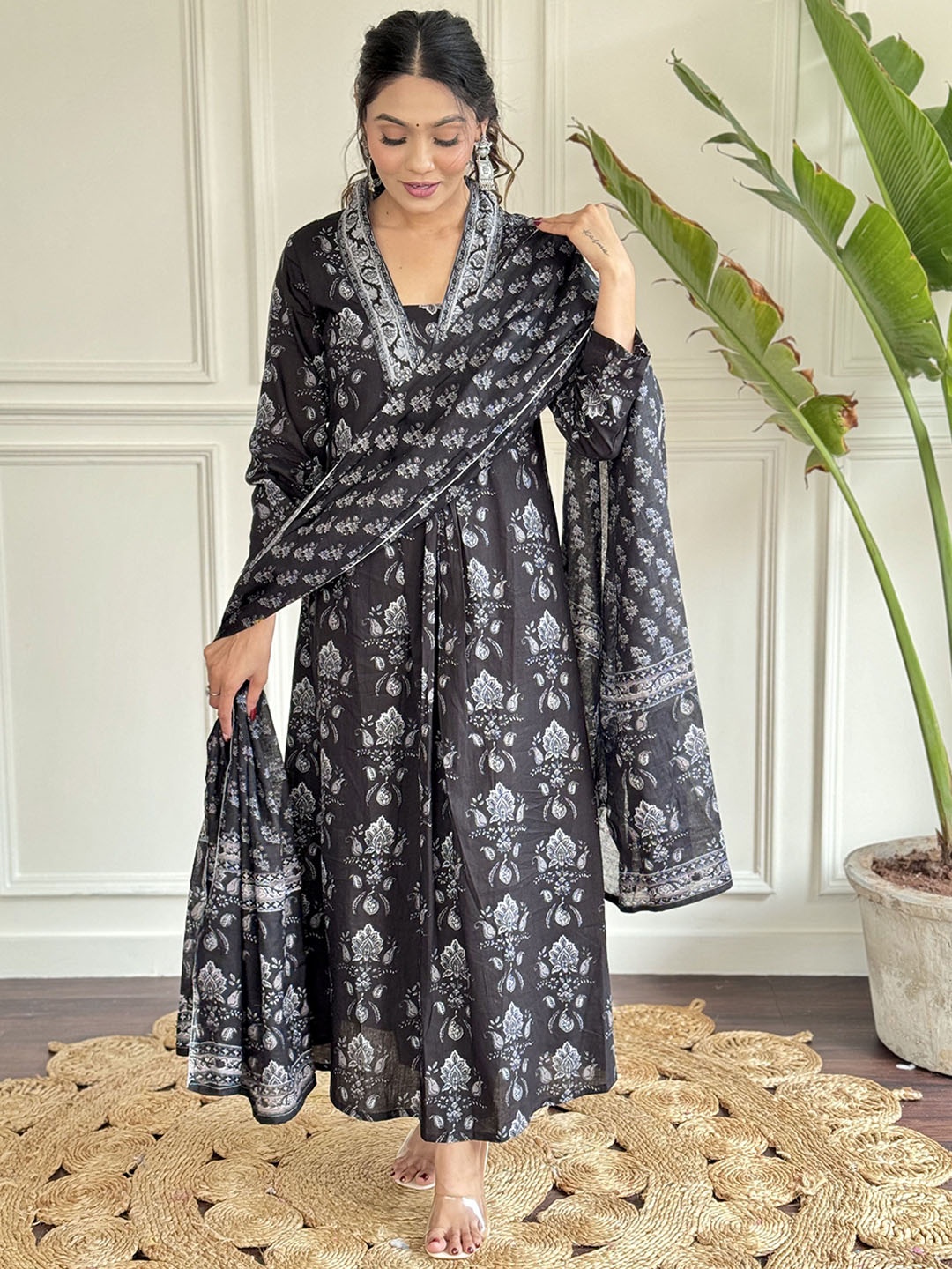 

PARNAVI Floral Printed V-Neck Pure Cotton Pleated A-Line Kurta With Trousers & Dupatta, Black