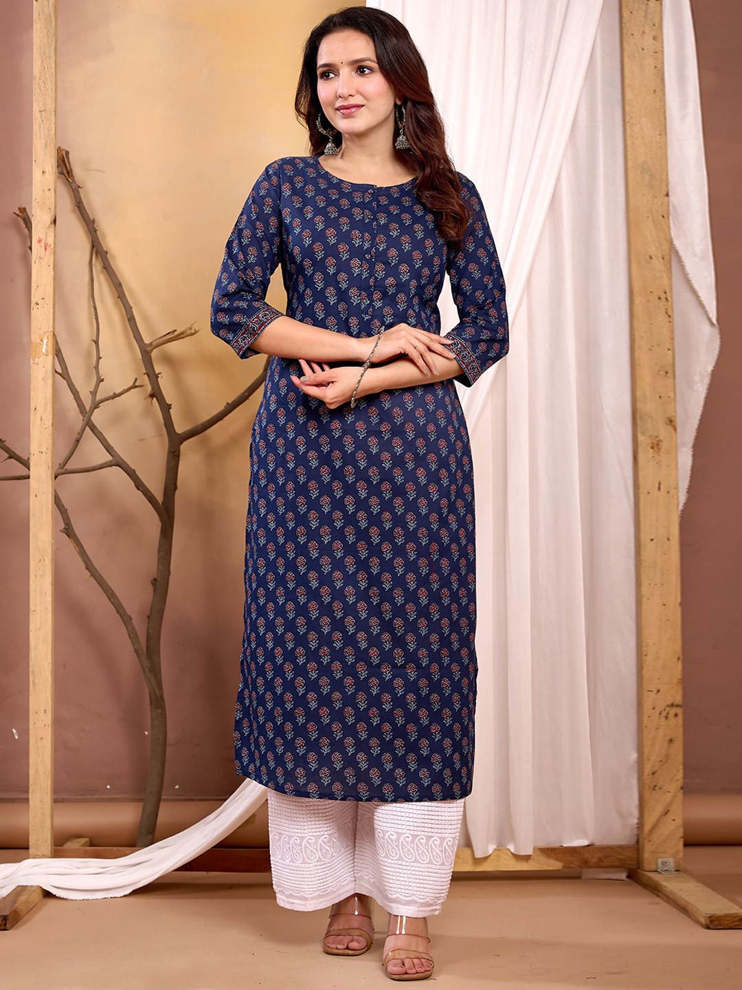 

Nayo Floral Printed Round Neck Cotton Straight Kurta, Navy blue