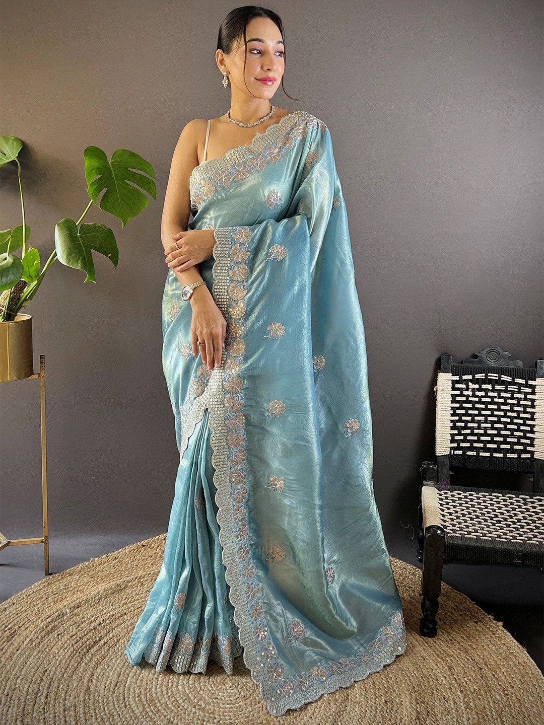 

Vintro Floral Sequinned Silk Blend Saree, Turquoise blue