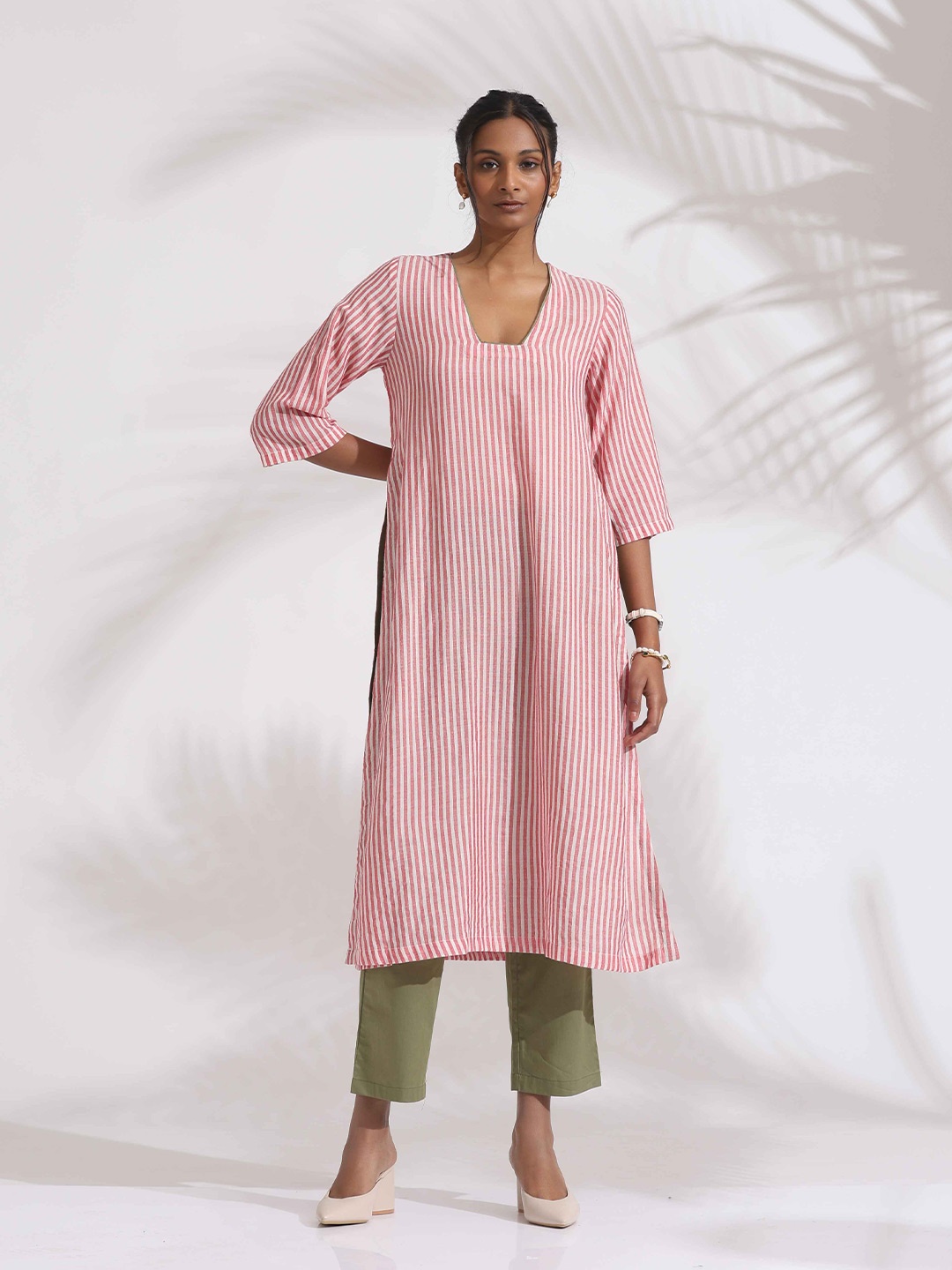 

trueBrowns Striped Pure Cotton Straight Kurta with Trousers, Red