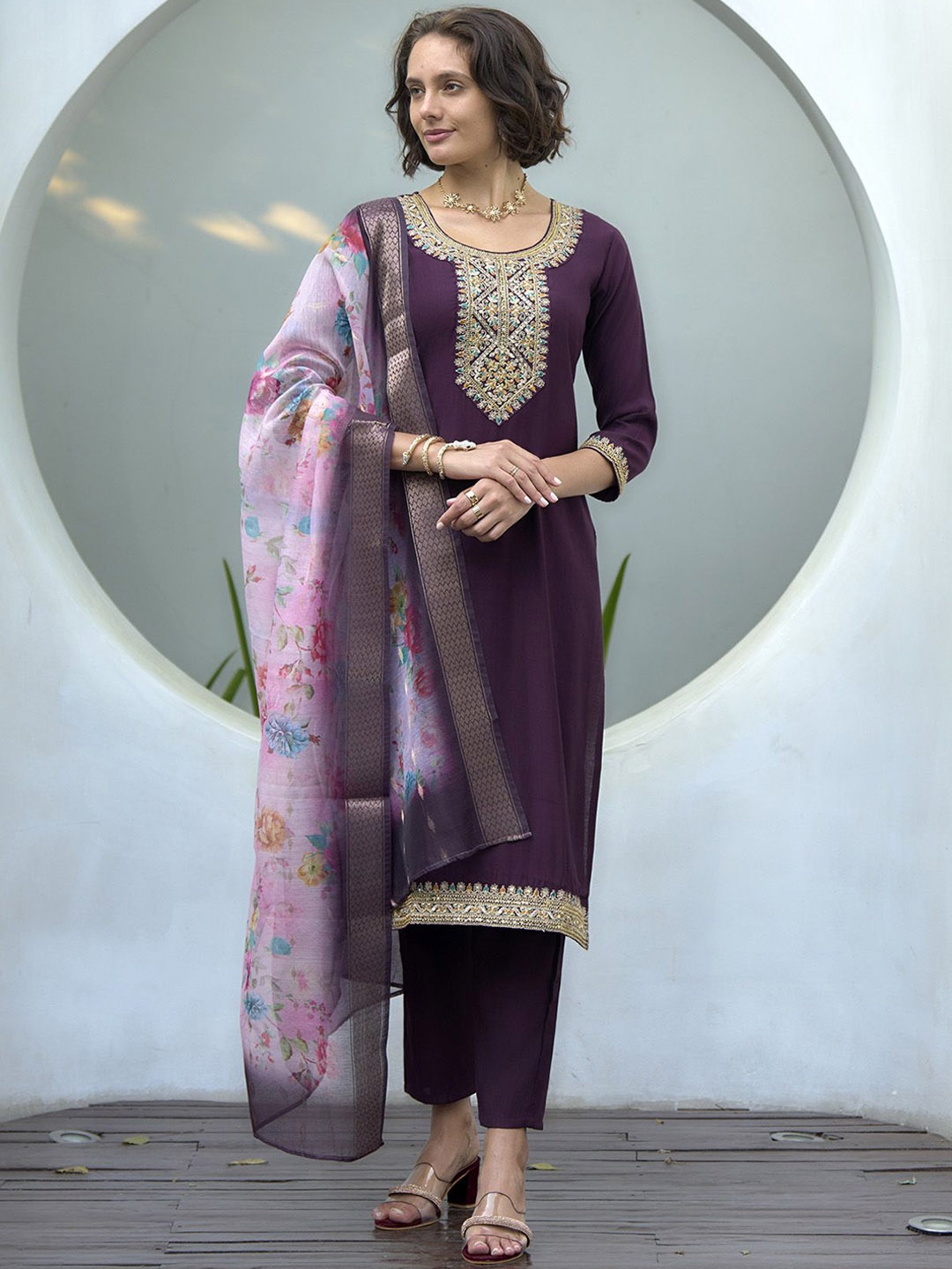 

SHREE LAXMINARAYAN EXPORT Women Floral Yoke Design Regular Thread Work Liva Kurta with Trousers & With, Purple