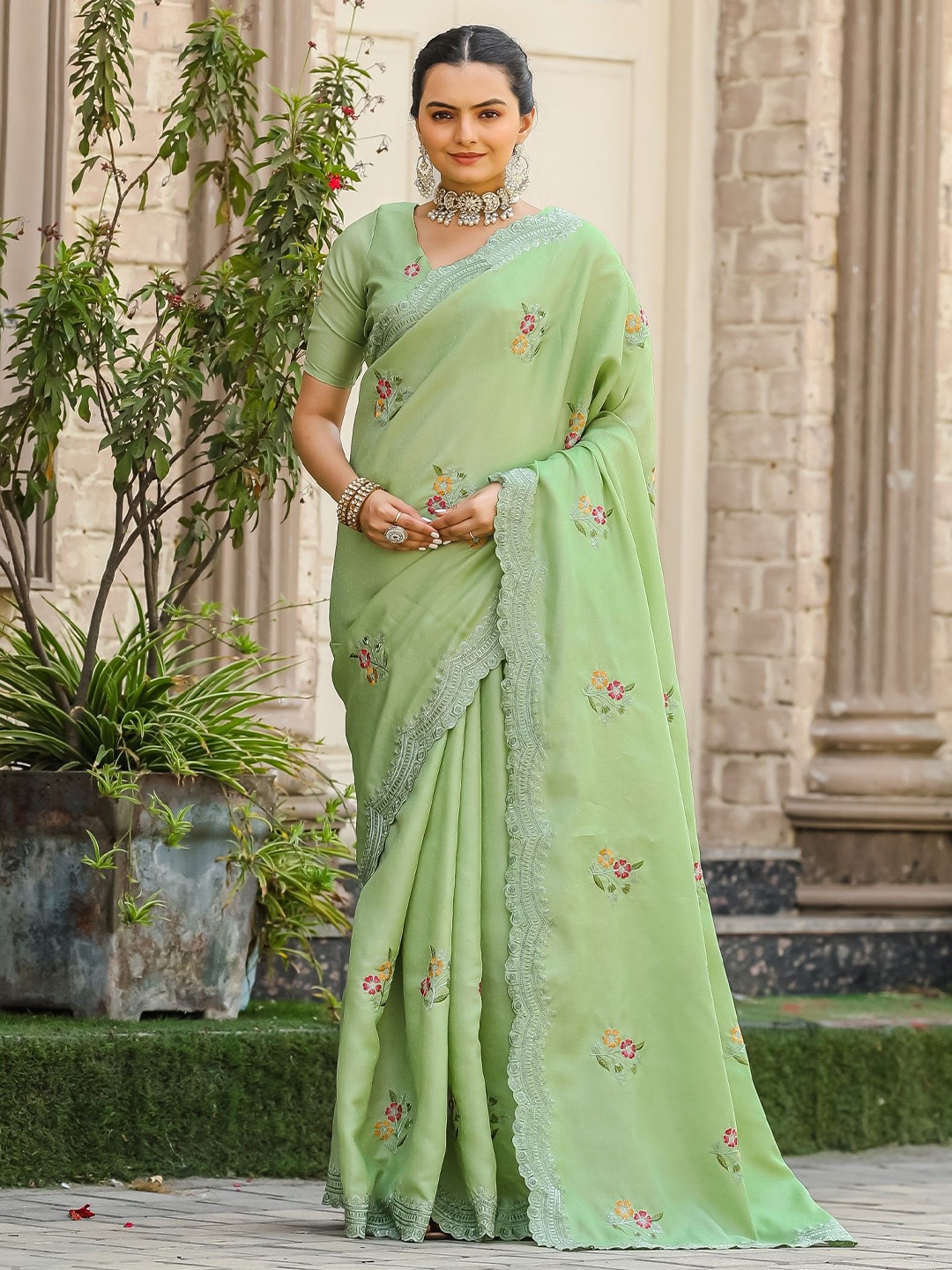 

DIVASTRI Embellished Floral Embroidered Tussar Saree, Green