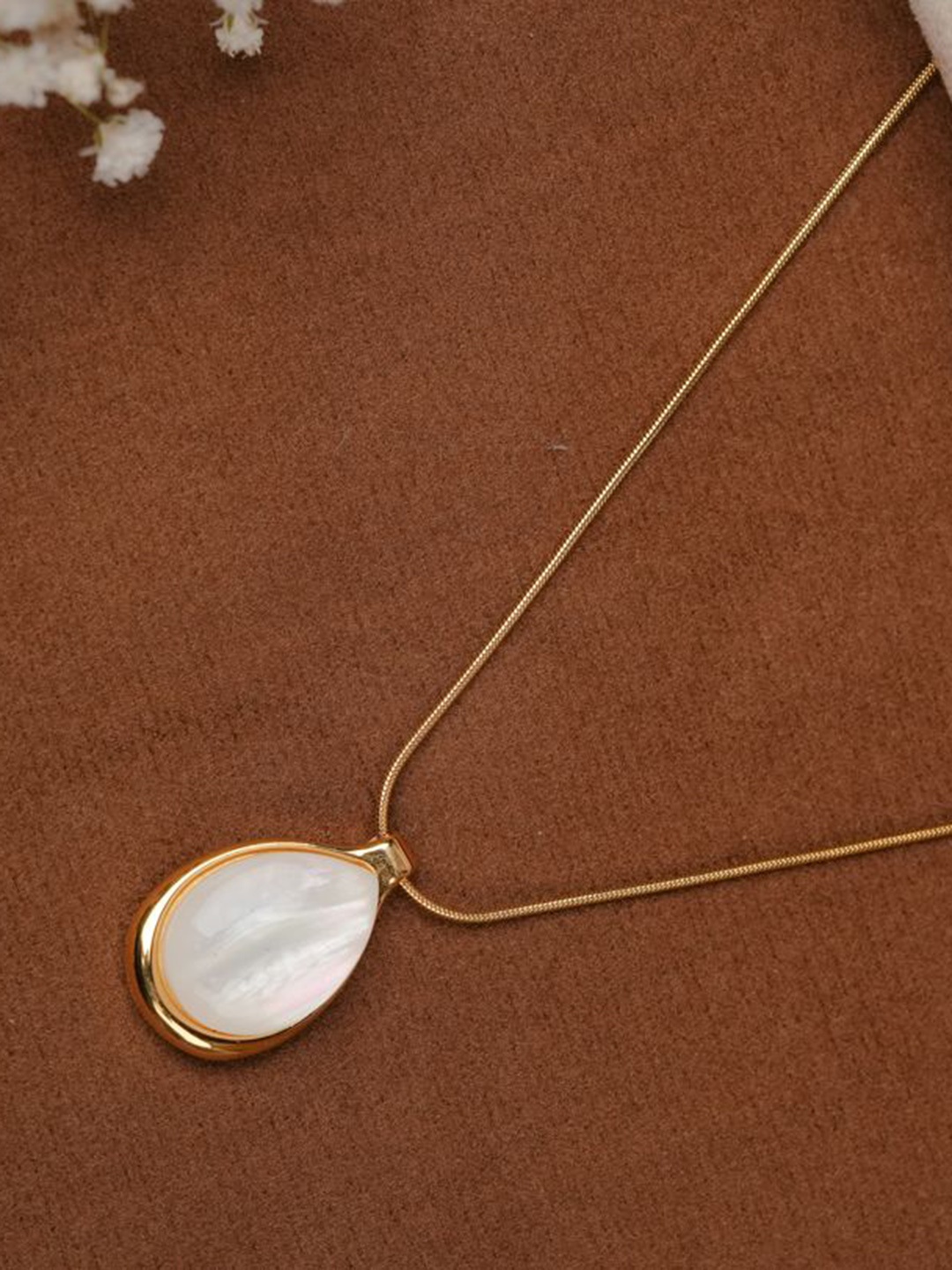 

Zeraki Jewels Gold-Plated Artificial Stones Studded Teardrop Shaped Pendant With Chain