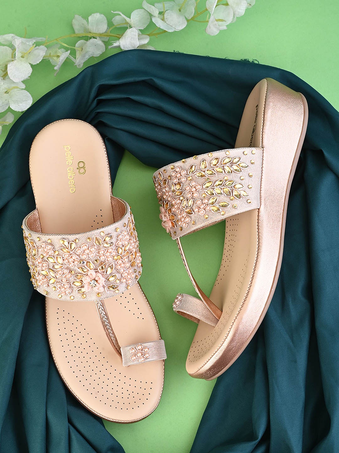

pelle albero Women Embellished One Toe Flats, Peach