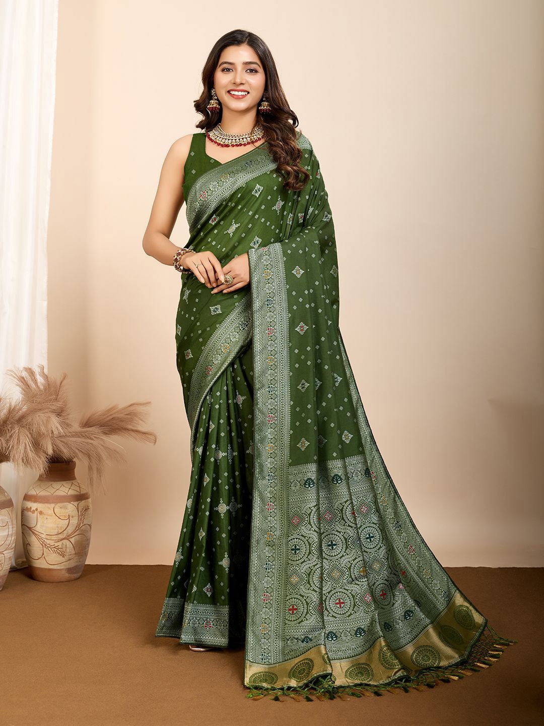 

bansari textiles Floral Silk Blend Banarasi Saree, Green