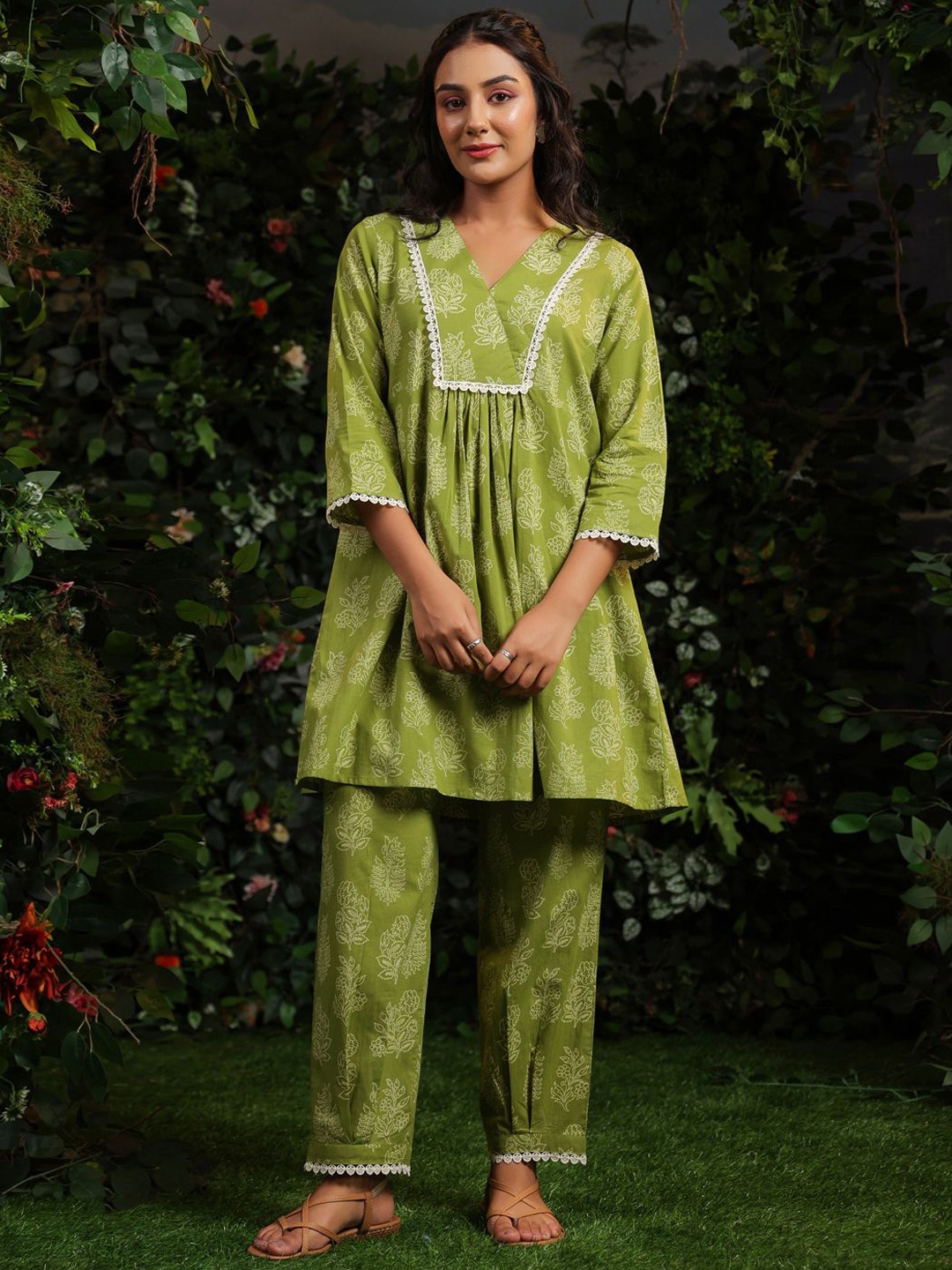 

anayna Women Floral Printed Regular Pure Cotton Kurta with Trousers, Green