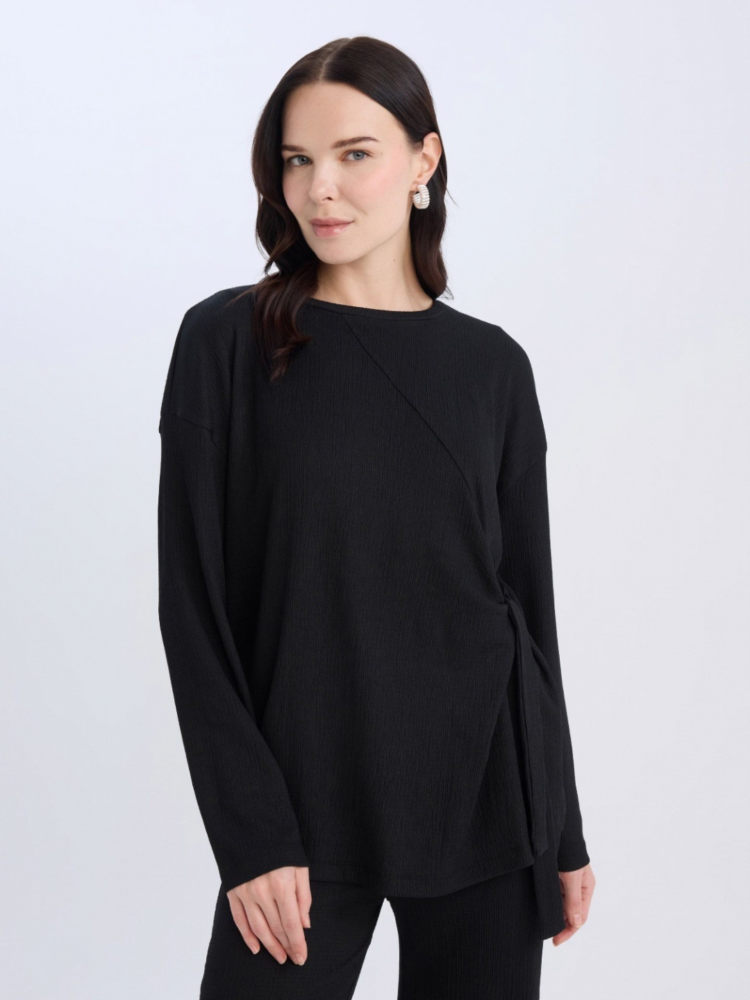 

DeFacto Women Solid Round Neck T-shirt, Black