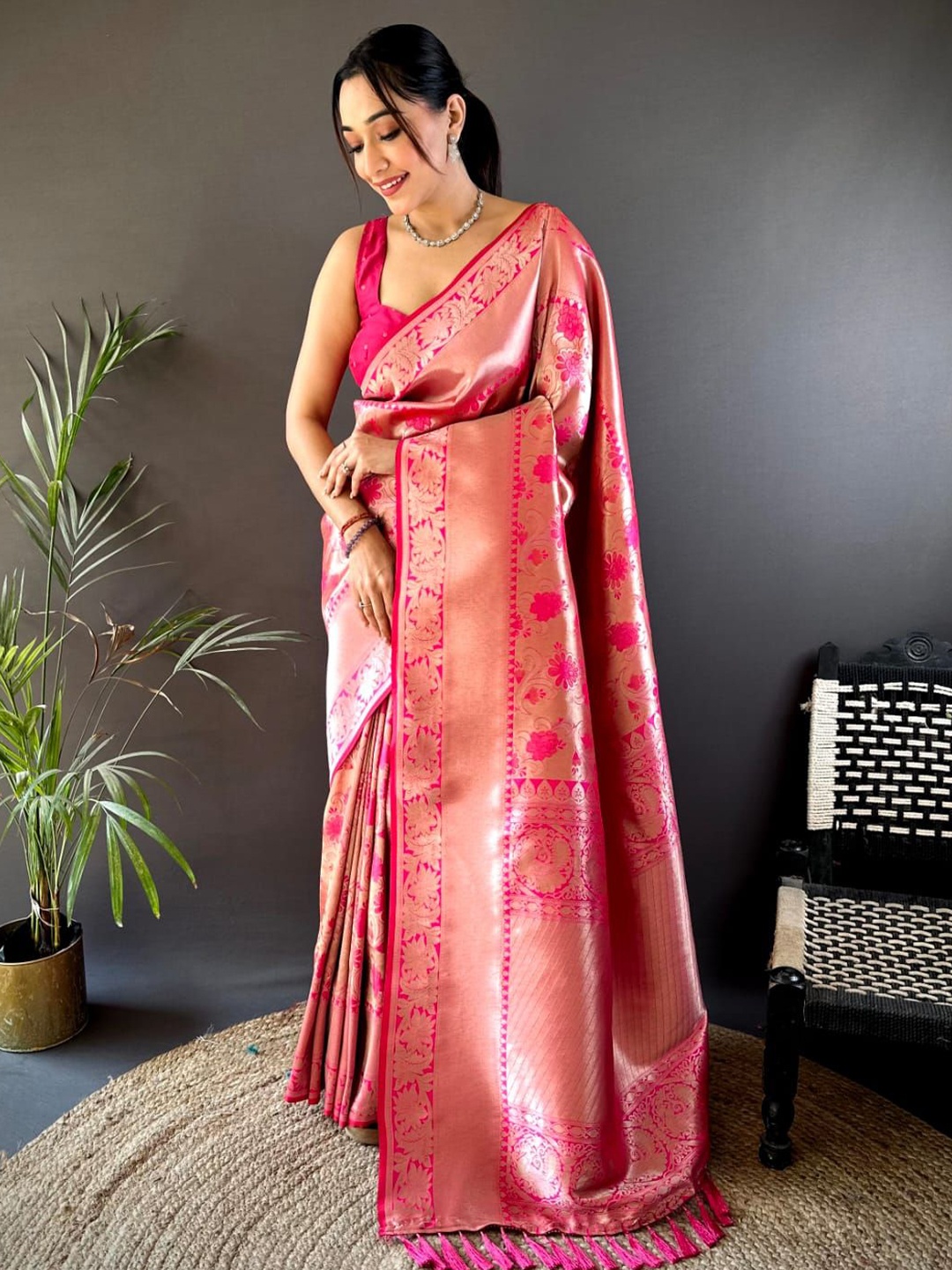 

HEER FASHION Woven Design Zari Banarasi Saree, Red