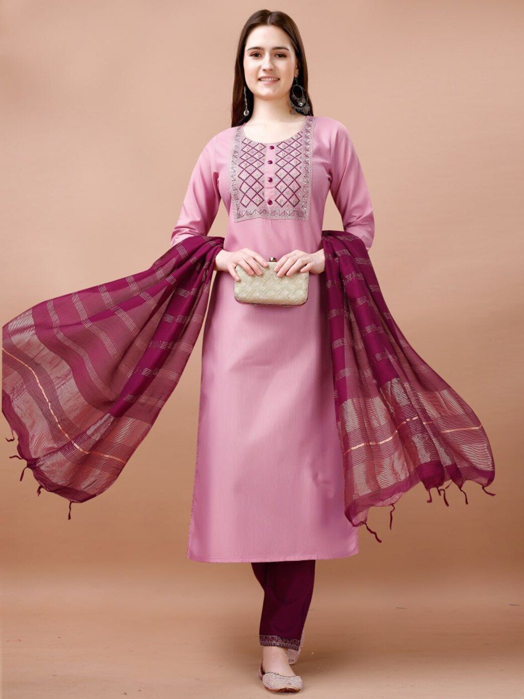 

DIVASTRI Ethnic Motifs Thread Work Straight Kurta With Trousers And Dupatta, Pink
