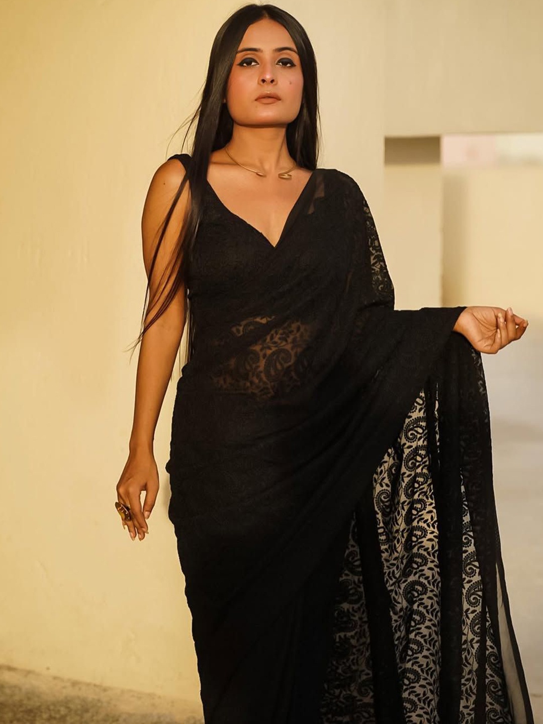 

MONRI Black Sleevless saree Blouse