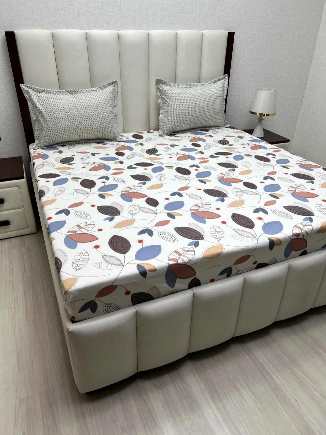 

Pure Decor Leisure Fur White & Blue Printed 250 TC King Bedsheet Set 2.74 m X 2.74 m