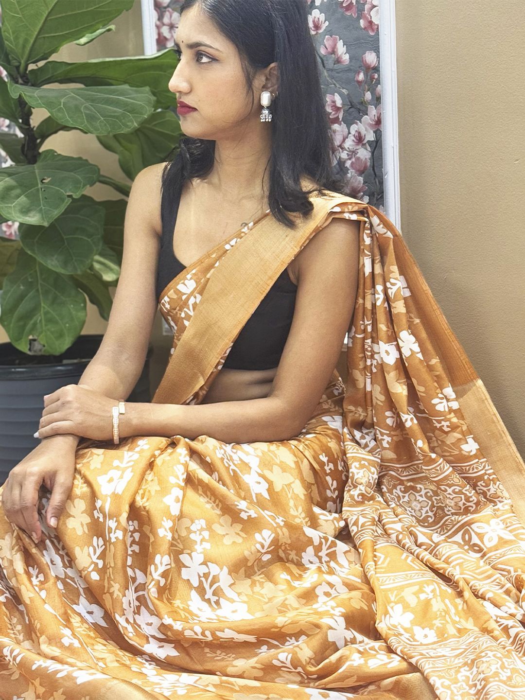 

HELLA FASHIONS Floral Printed Zari Saree, Beige