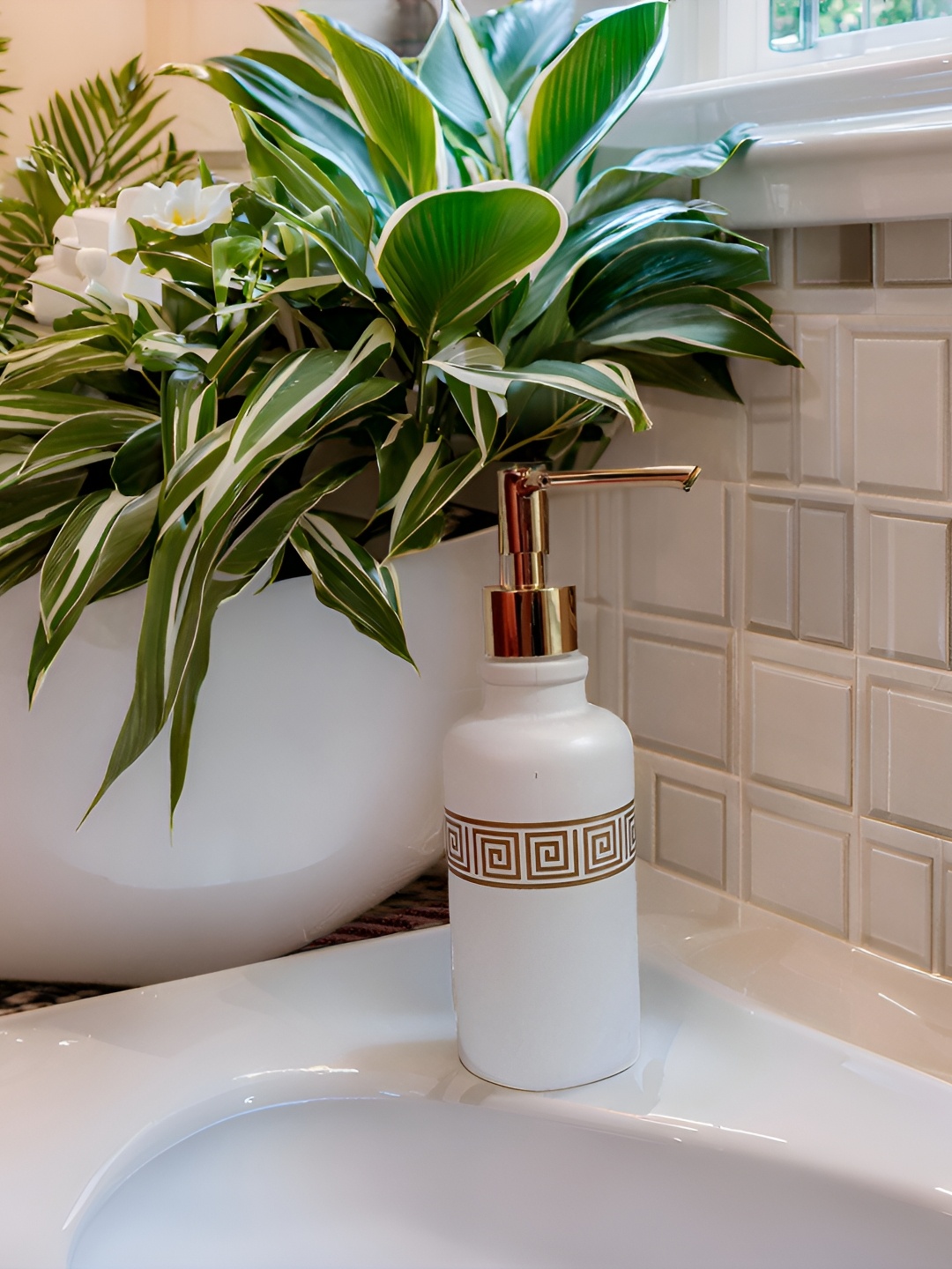 

Shreedah White & Gold-Toned Geometric Matte Ceramic Soap Dispenser