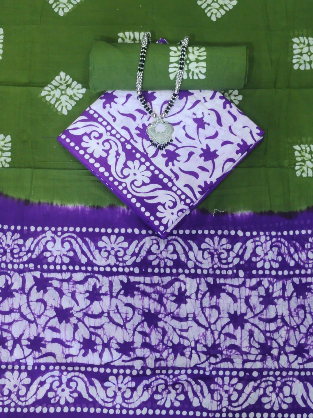 

Farooq Dyeing Floral Batik Dyed Pure Cotton Unstitched Dress Material, Green