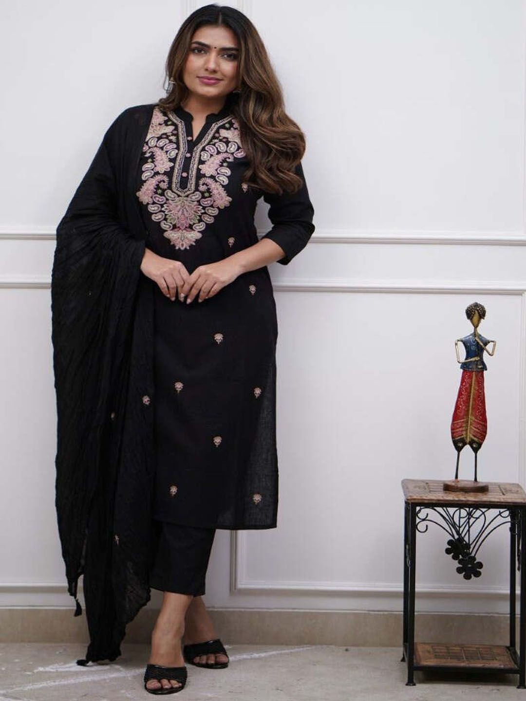 

DIVASTRI Paisley Embroidered Mandarin Collar Kurta With Trousers & Dupatta, Black