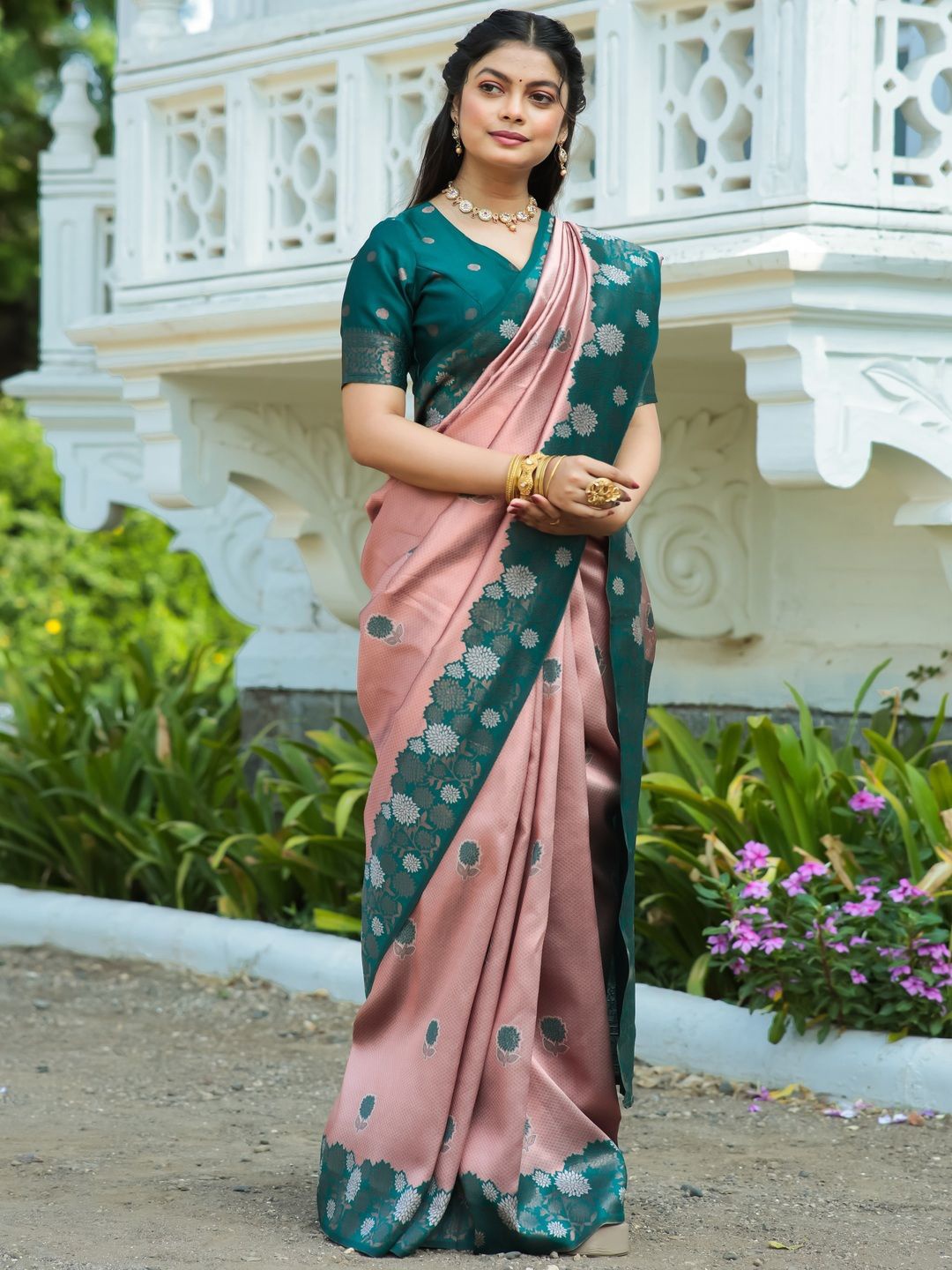 

DIVASTRI Woven Design Floral Zari Saree, Cream