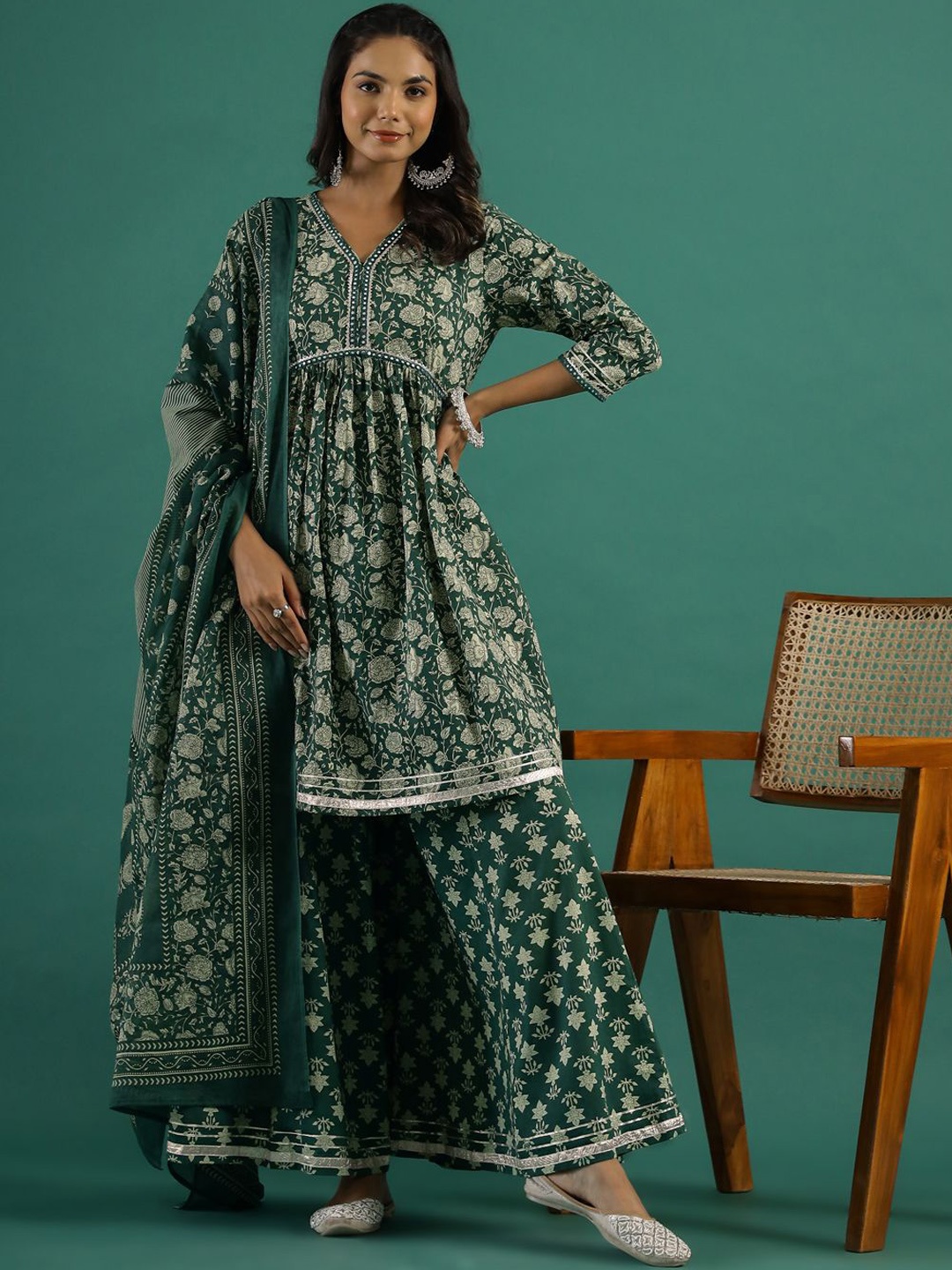 

Sangria Green And White Floral Printed Gotta Patti Work V-Neck Kurti With Sharara
