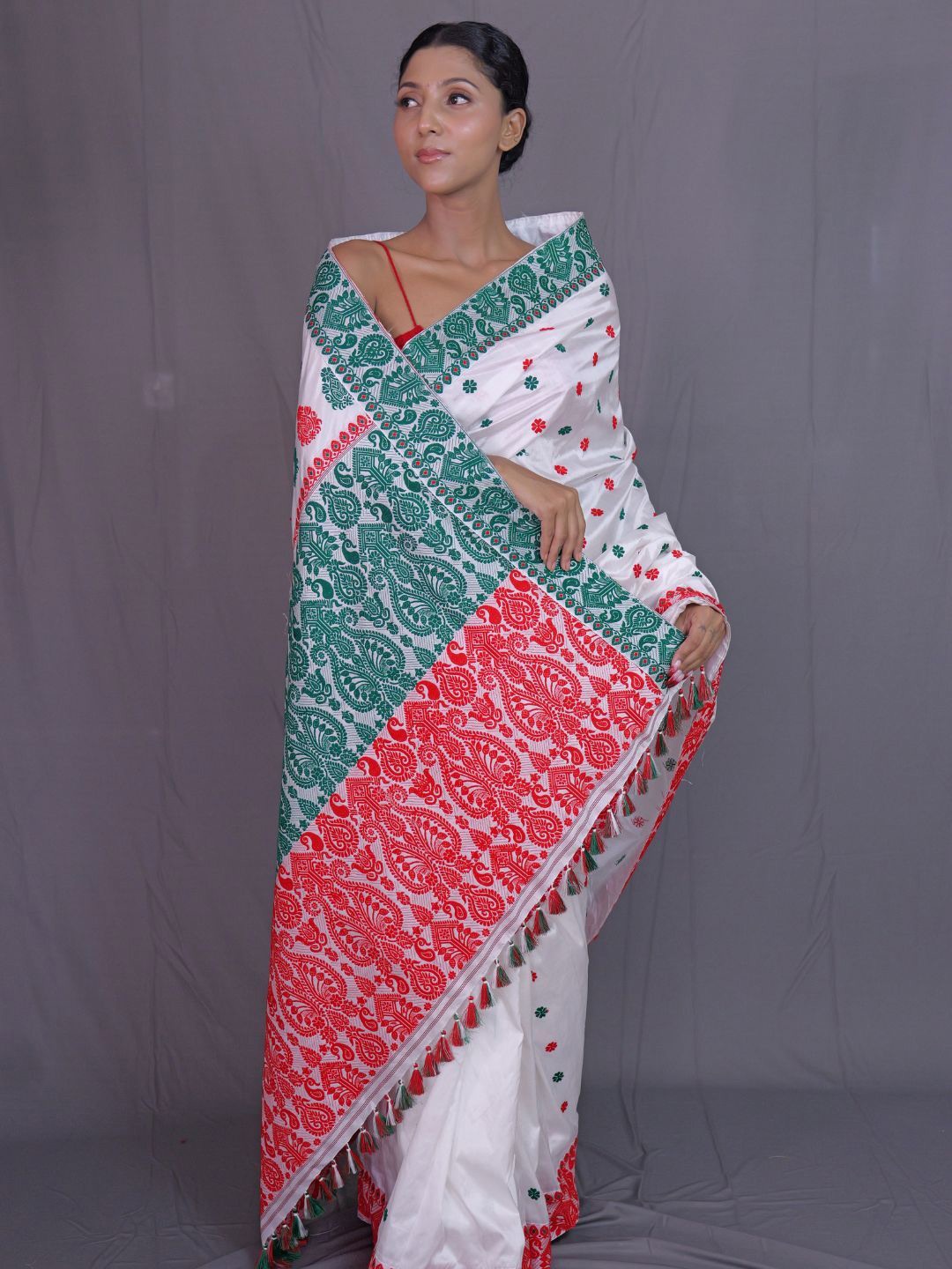 

Mayuri Silk Ethnic Motifs Woven Design Pure Silk Saree, White