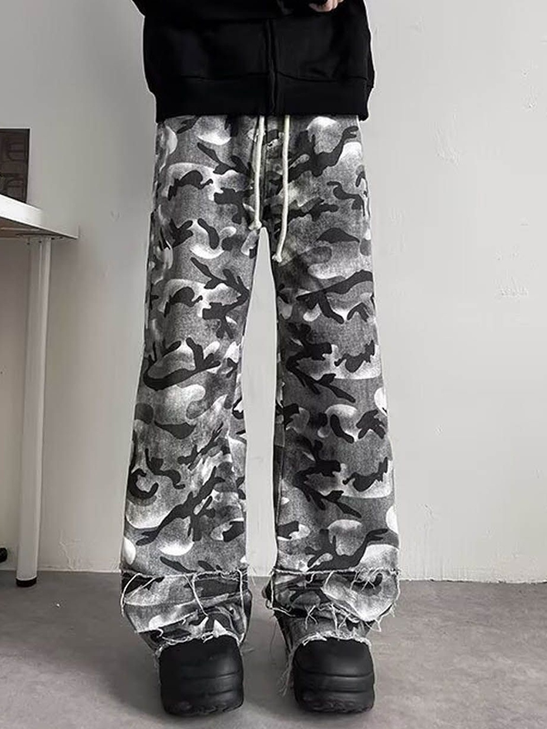 

StyleCast Men Abstract Printed Regular Fit Trouser, Grey