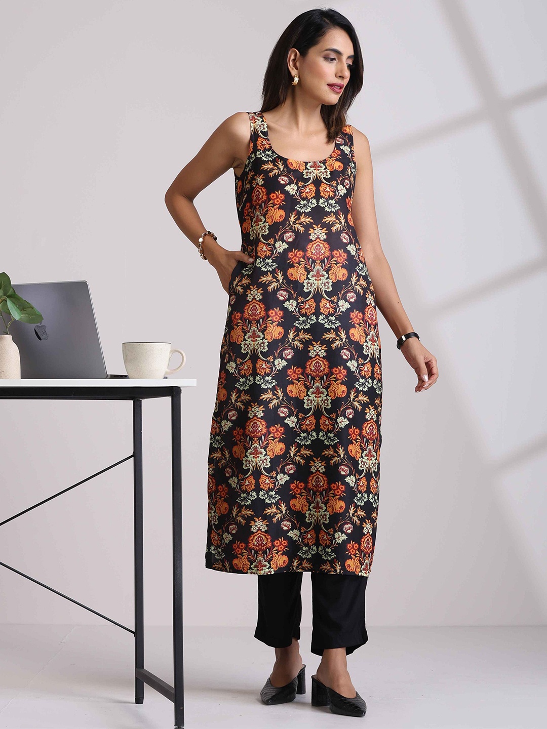 

trueBrowns Floral Printed Straight Kurta with Trousers, Black
