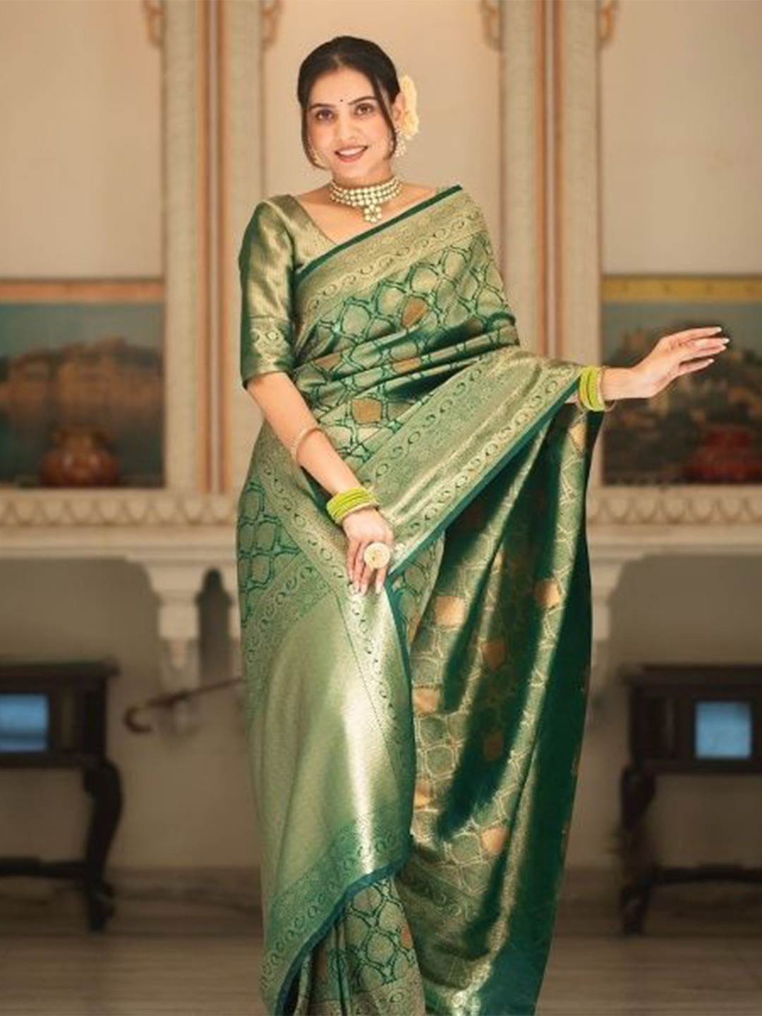 

ZIKARAA Ethnic Motifs Woven Design Pure Silk Saree, Green