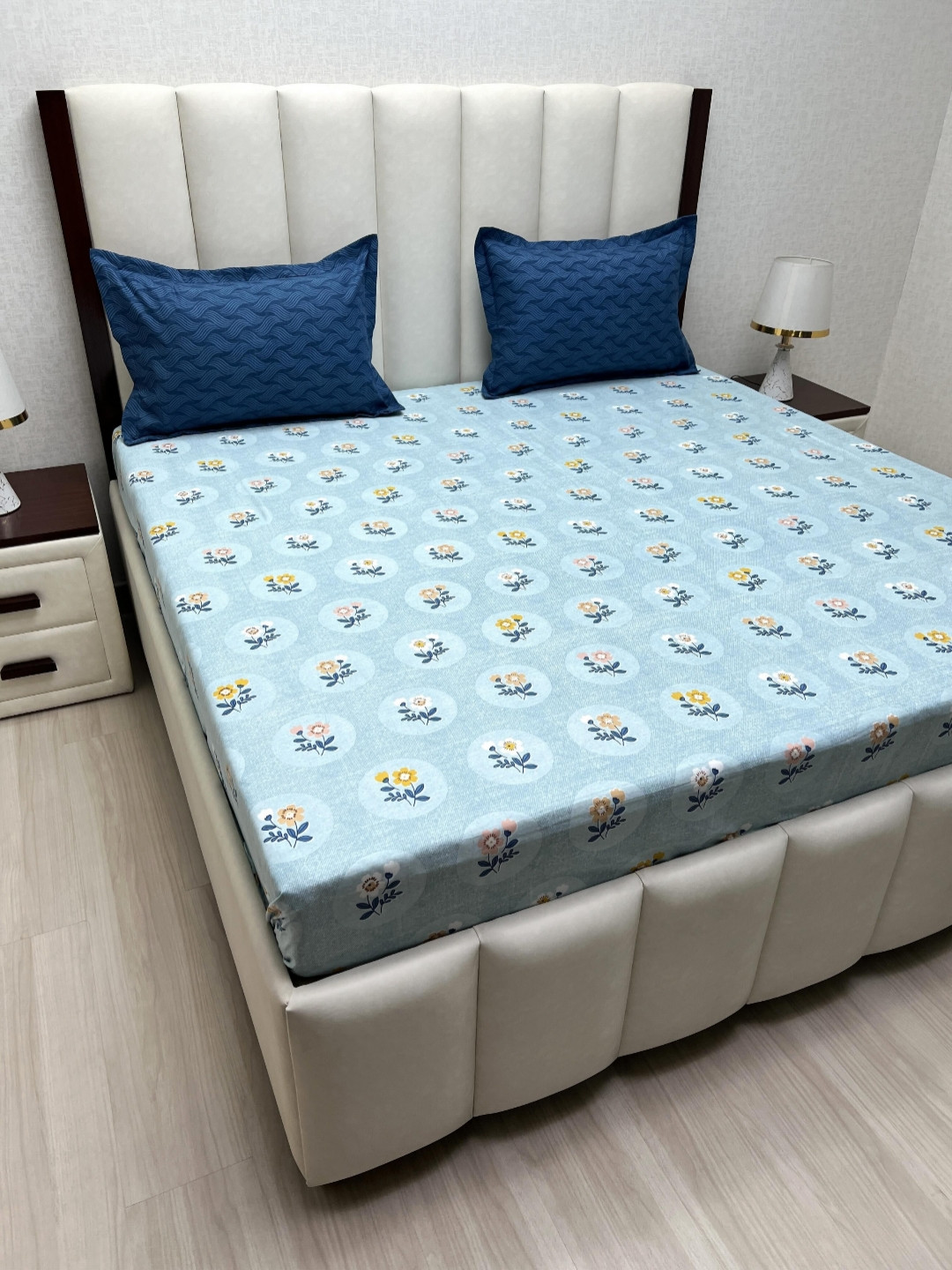 

Pure Decor Leisure Fur Blue & Navy-blue Printed 220 TC King Bedsheet Set 2.74 m X 2.74 m