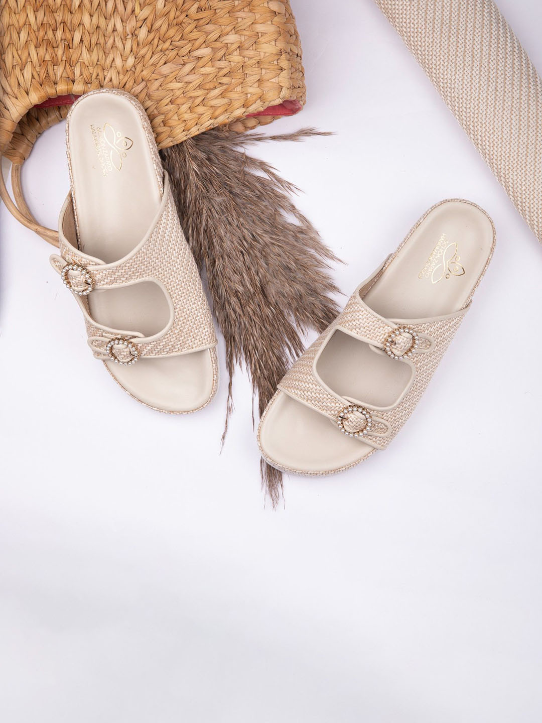 

Schon Zapato Women Open Toe Flats, Beige