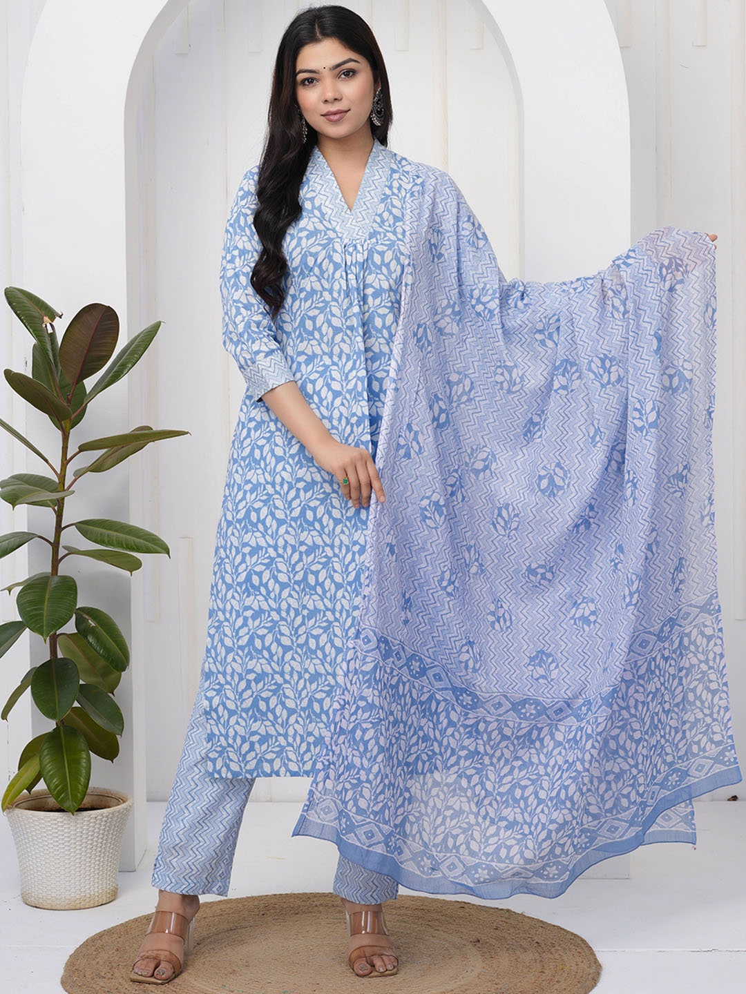 

ZOYOTO Floral Printed V-Neck Empire Kurta With Trousers & Dupatta, Blue