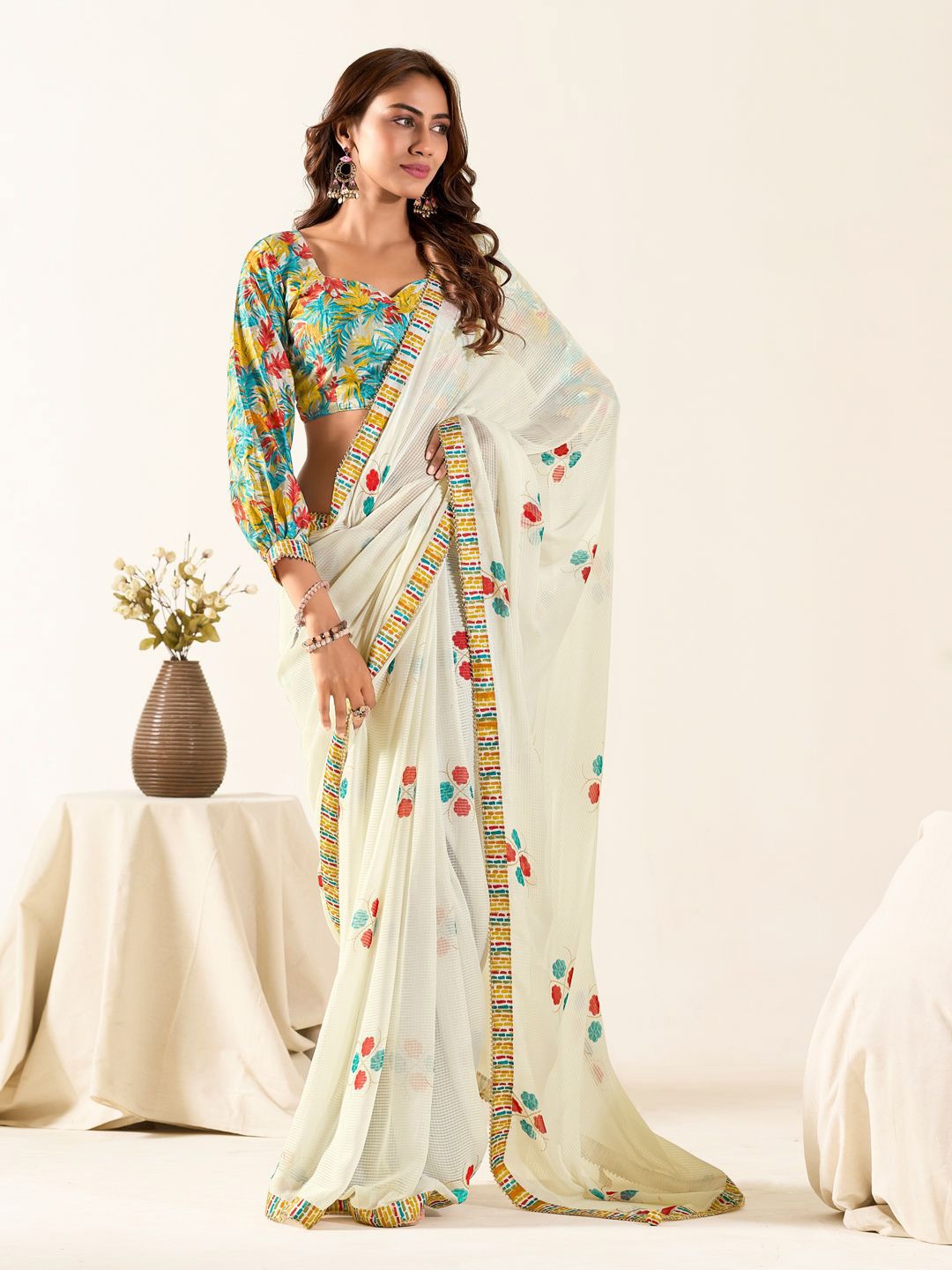 

DIVASTRI Floral Poly Georgette Saree, White