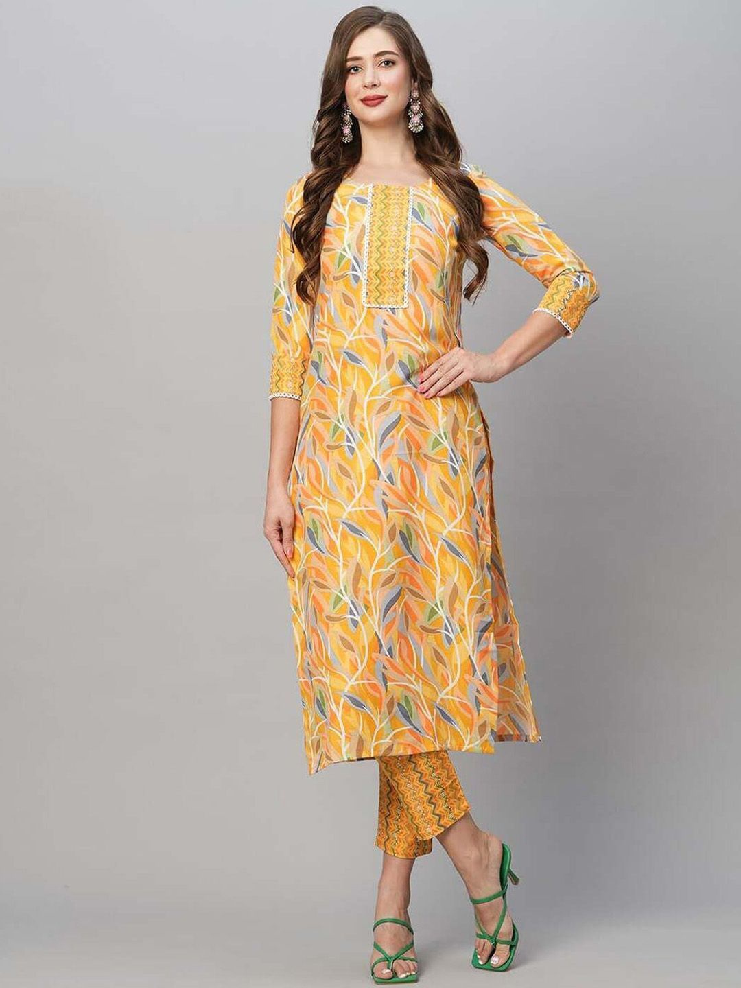 

DIVASTRI Floral Printed Round Neck Straight Kurta with Trousers, Yellow