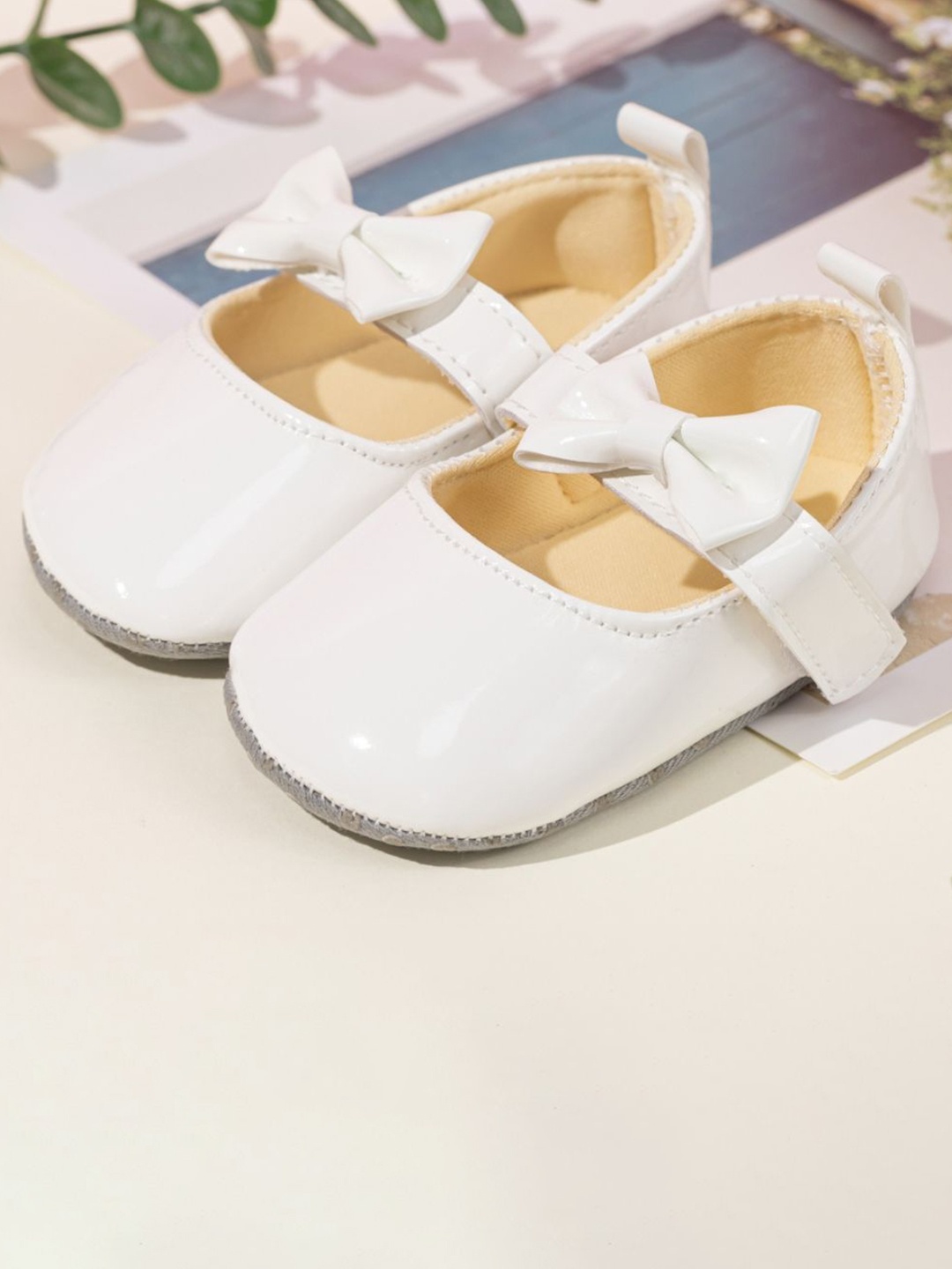

NESKA MODA Girls Booties, White