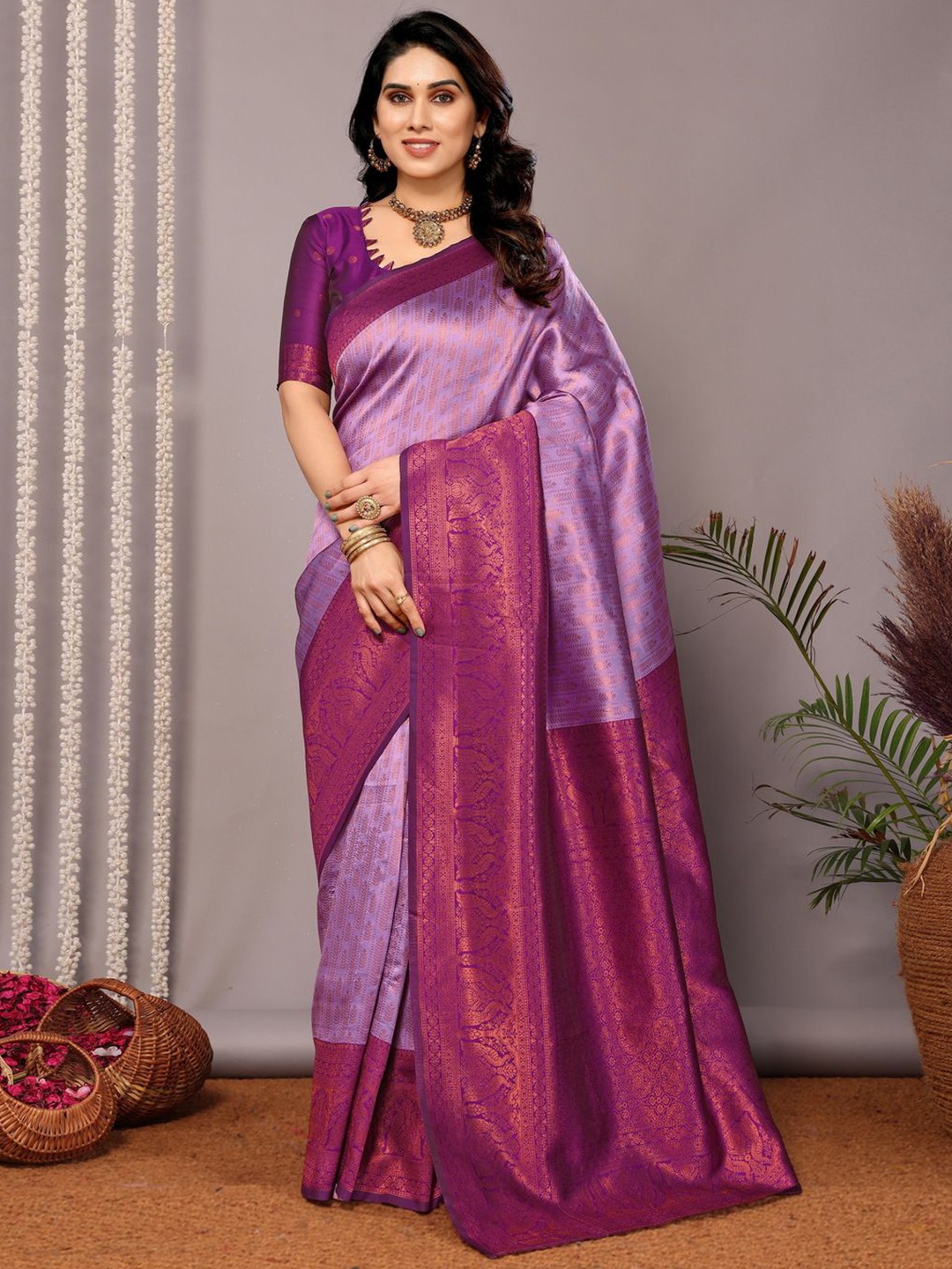 

DIVASTRI Women Silk Blend Woven Design Zari Banarasi Saree With unstitched Blouse, Lavender