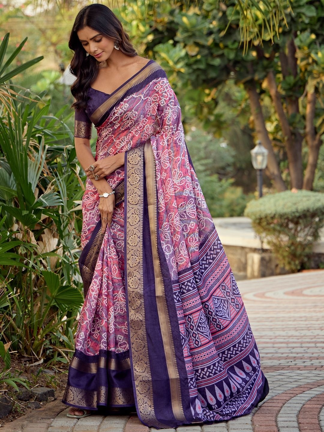 

CHUDIYA Floral Zari Pure Silk Saree, Violet