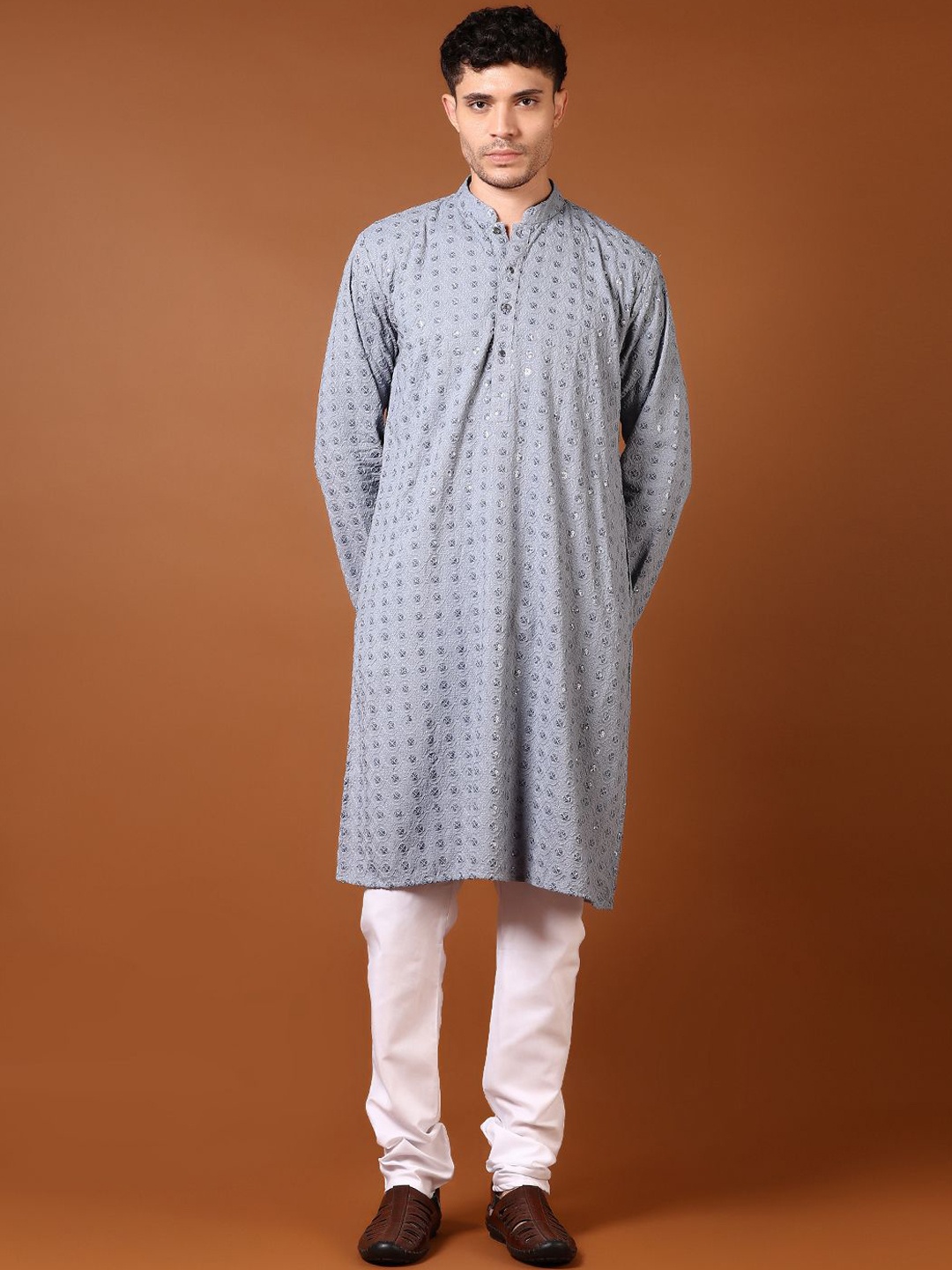 

V-Mart Floral Embroidered Sequinned Work Mandarin Collar Straight Kurta With Pyjamas, Grey