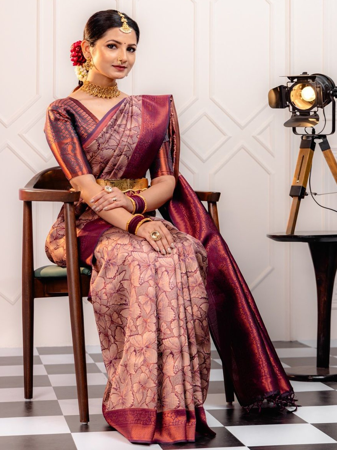 

DIVASTRI Woven Design Zari Silk Blend Banarasi Saree, Magenta