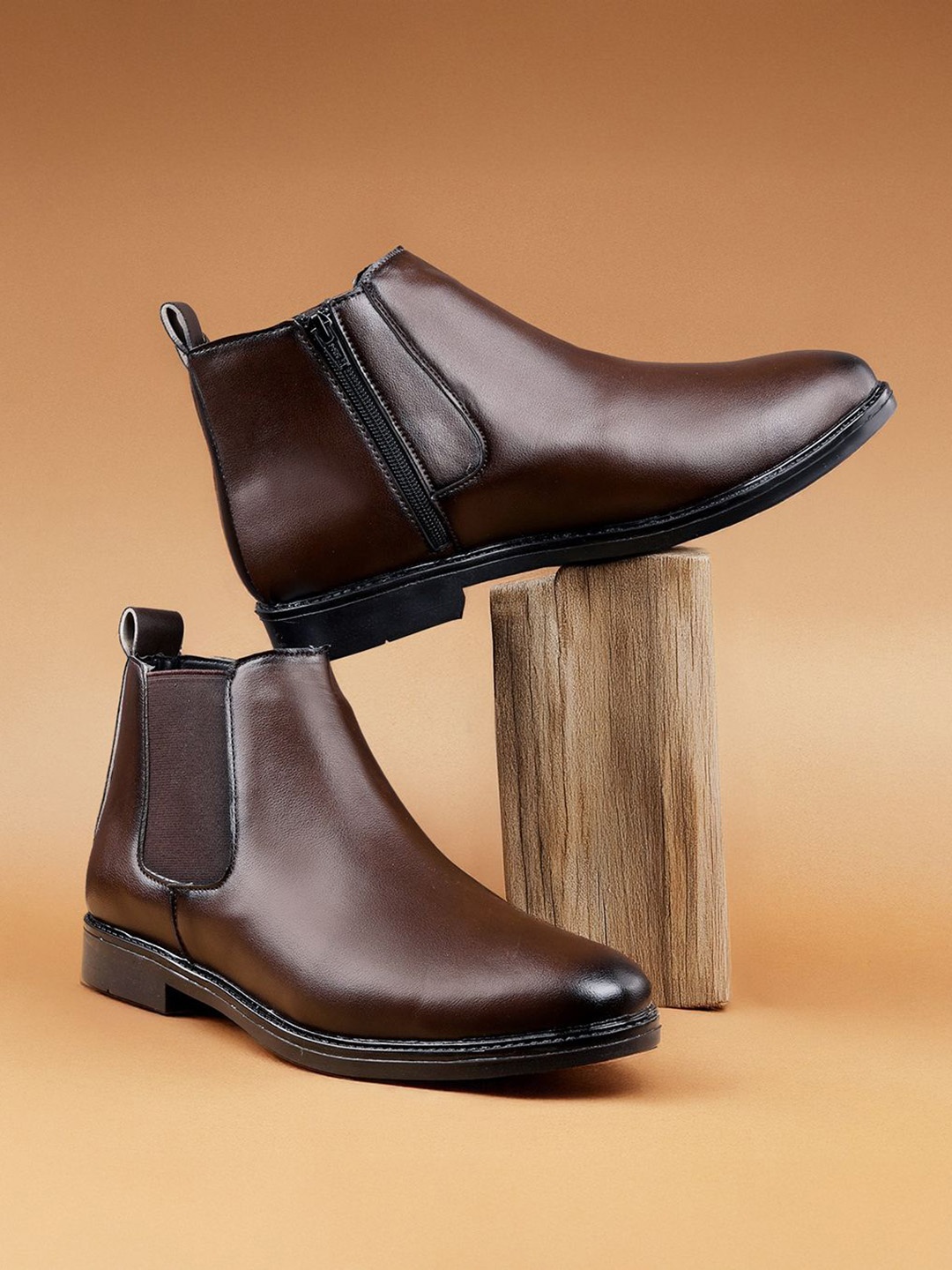

The Roadster Lifestyle Co Men Casual Chelsea Boots, Brown