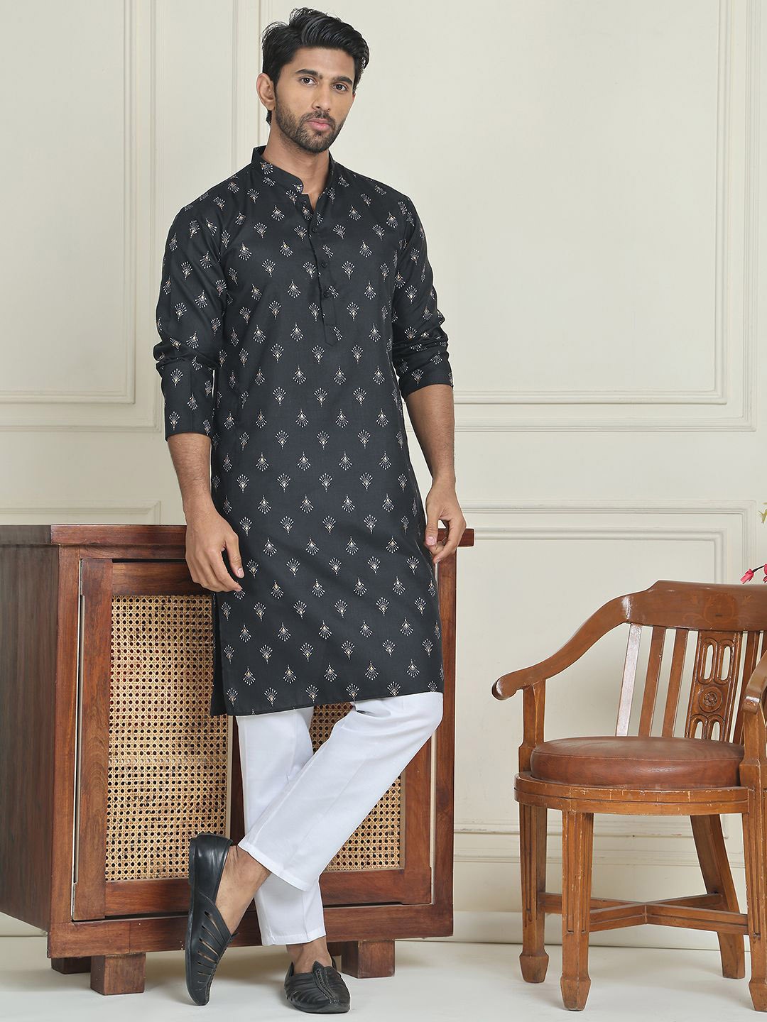 

Anouk Floral Printed Mandarin Collar Straight Kurta With Pyjamas, Black