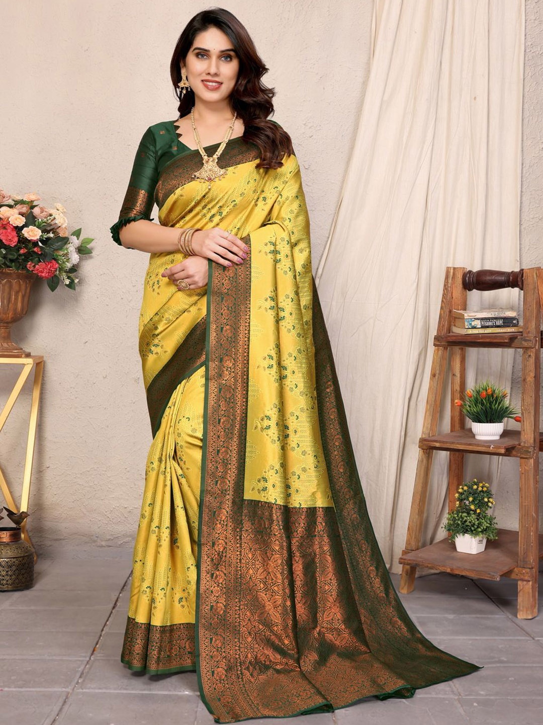 

DIVASTRI Woven Design Zari Banarasi Saree, Yellow