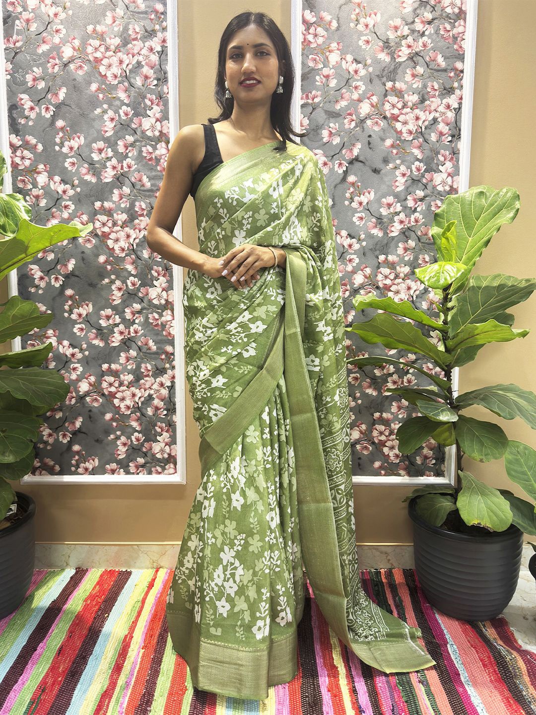 

HELLA FASHIONS Floral Printed Zari Saree, Green