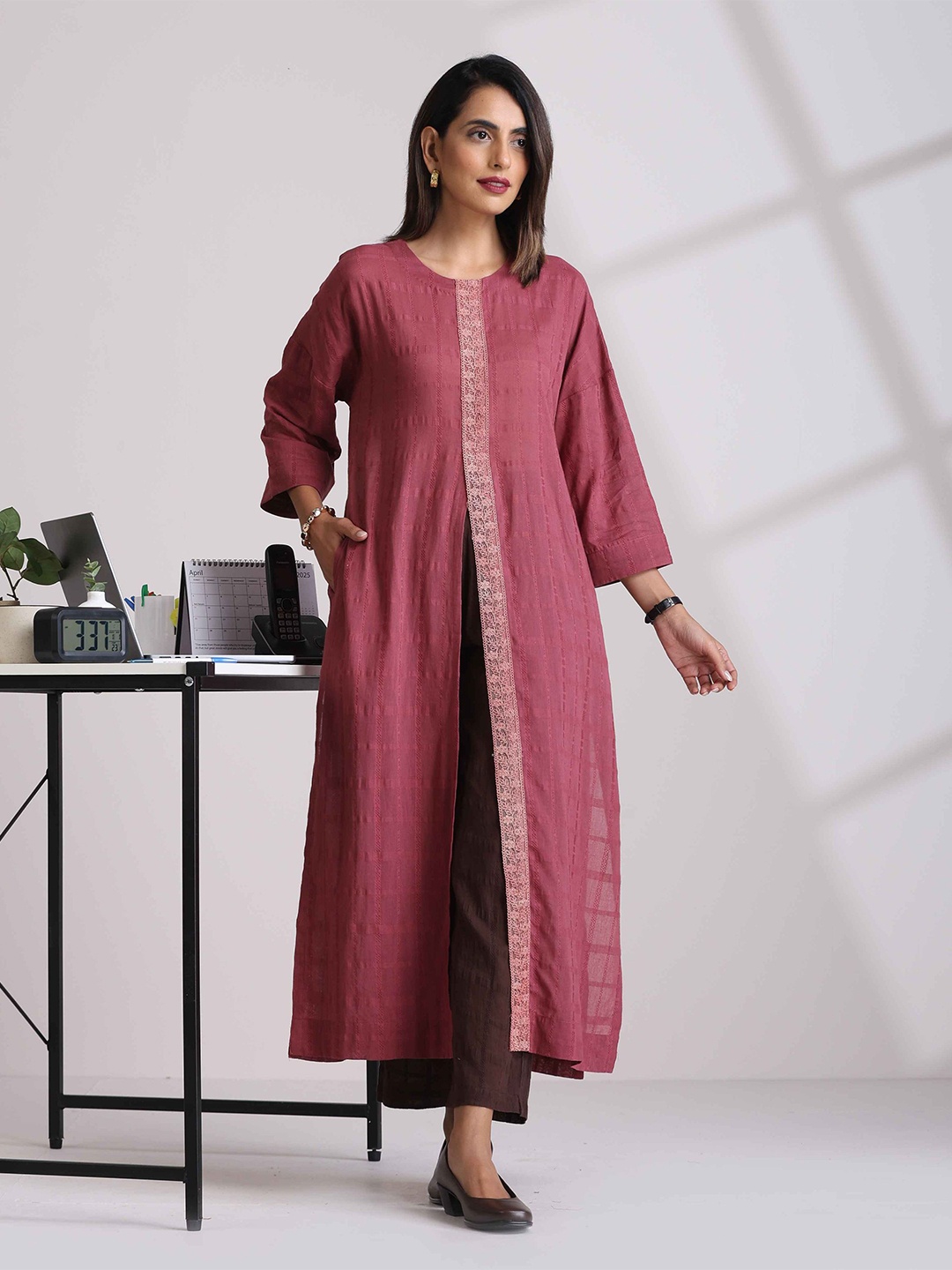 

trueBrowns Ethnic Motifs Embroidered Sequinned Cotton A-Line Kurta with Trousers, Mauve