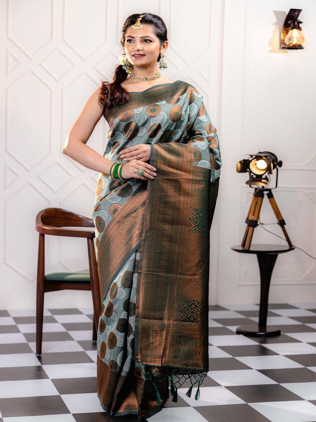 

DIVASTRI Woven Design Banarasi Saree, Grey