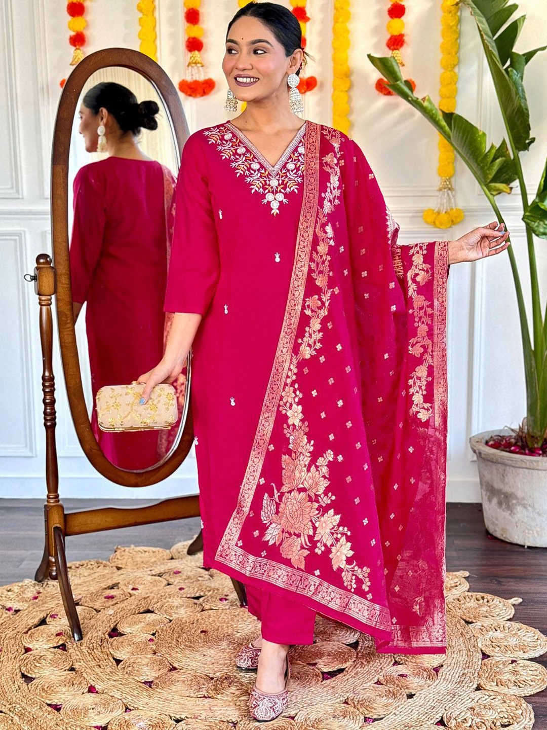 

DIVASTRI Floral Embroidered V-Neck Straight kurta With Trousers & Dupatta, Red