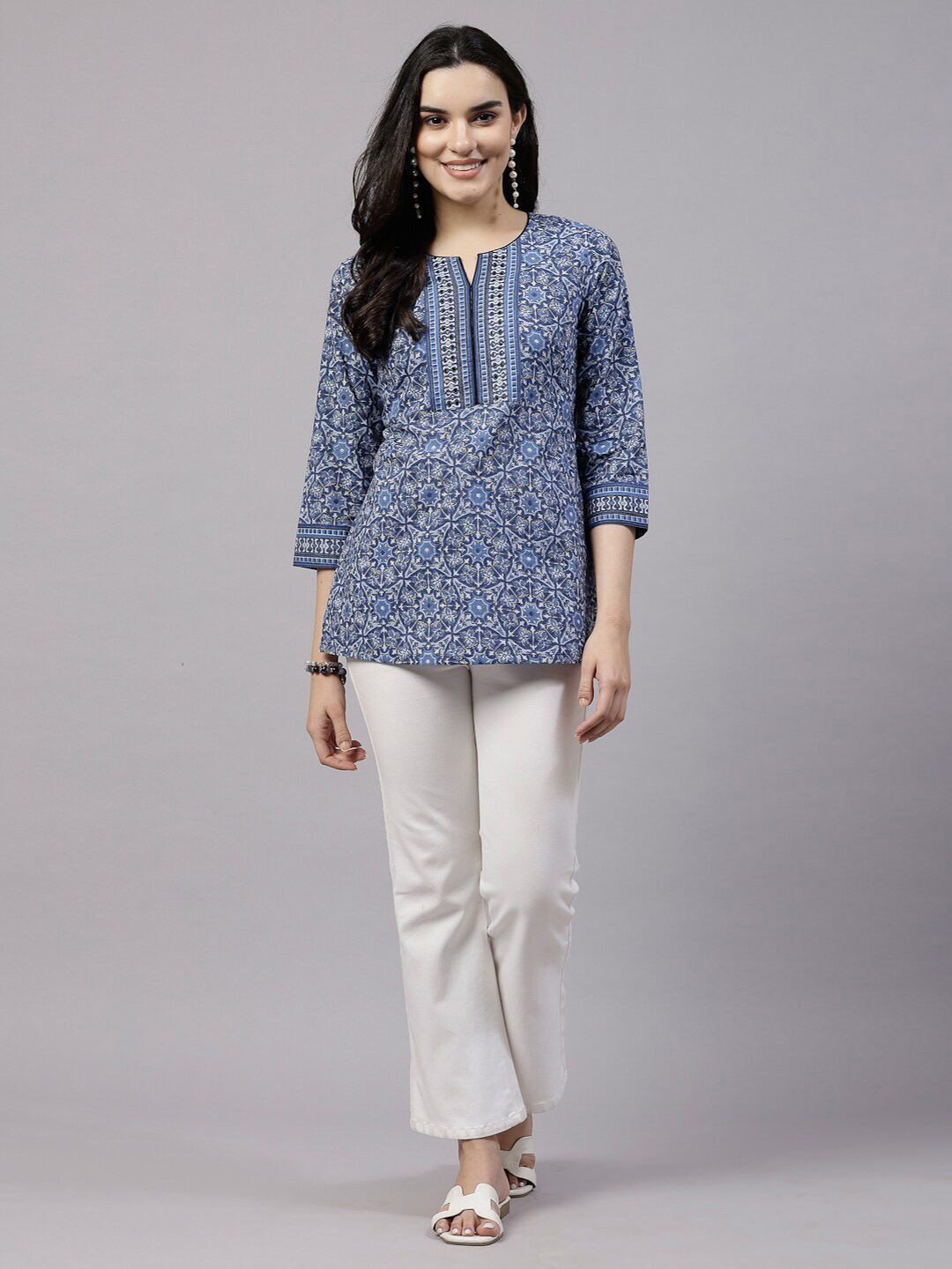 

Da Vastraagaar Women Floral Printed Round Neck Top, Blue